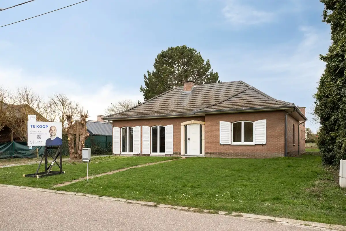 Hoofdfoto van de publicatie: Open bebouwing met 3 slaapkamers, tuin en 2 garages op een perceel van 1108 m² in Haasrode! – EPC 363 kWh/m² - bewoonbare opp. 196 m² 