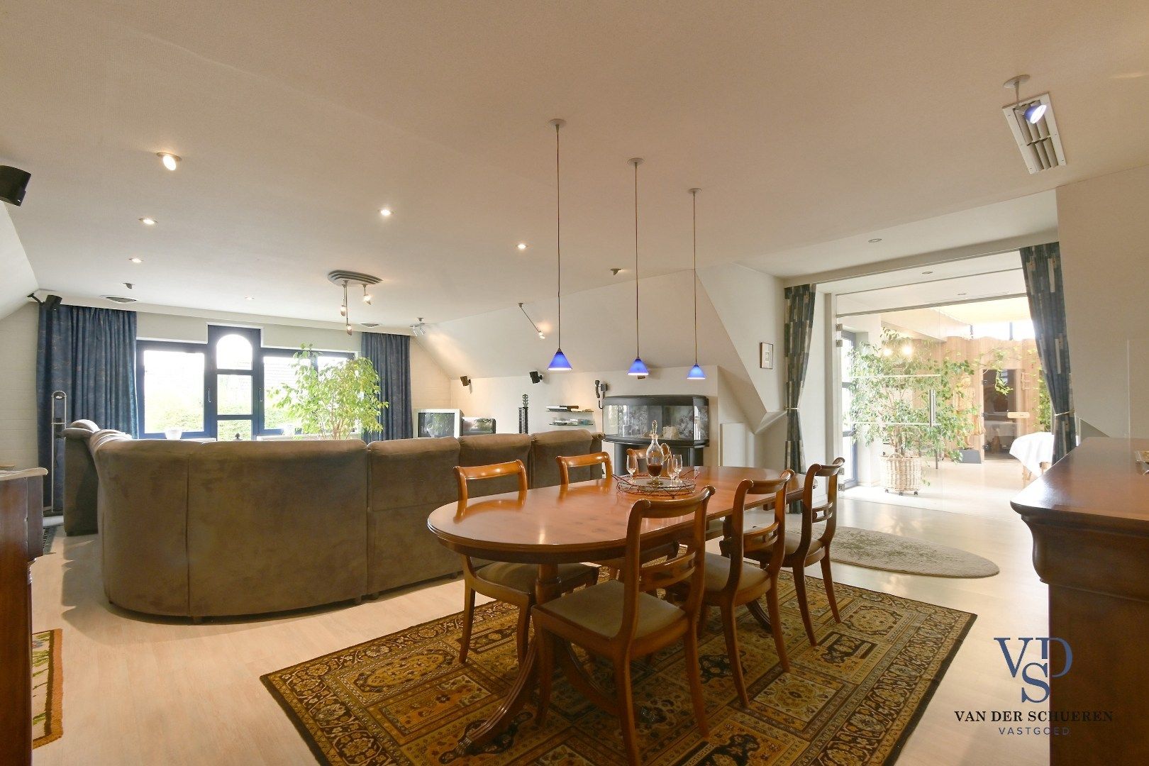 Ruim handelspand met penthouse in villastijl foto 23