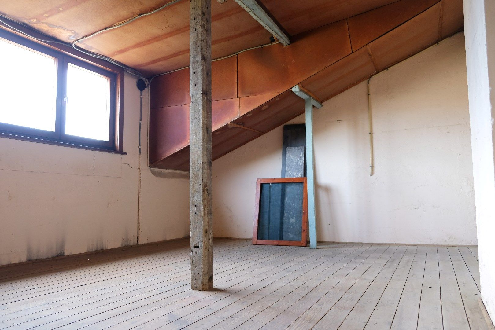 Ruime woning met garage, bijgebouwen en tuin en veel potentieel voor extra slaapkamers foto 28