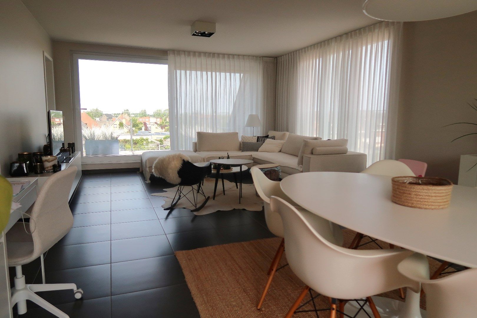 Ruim appartement met 3 slaapkamers en dubbele garagebox foto 4
