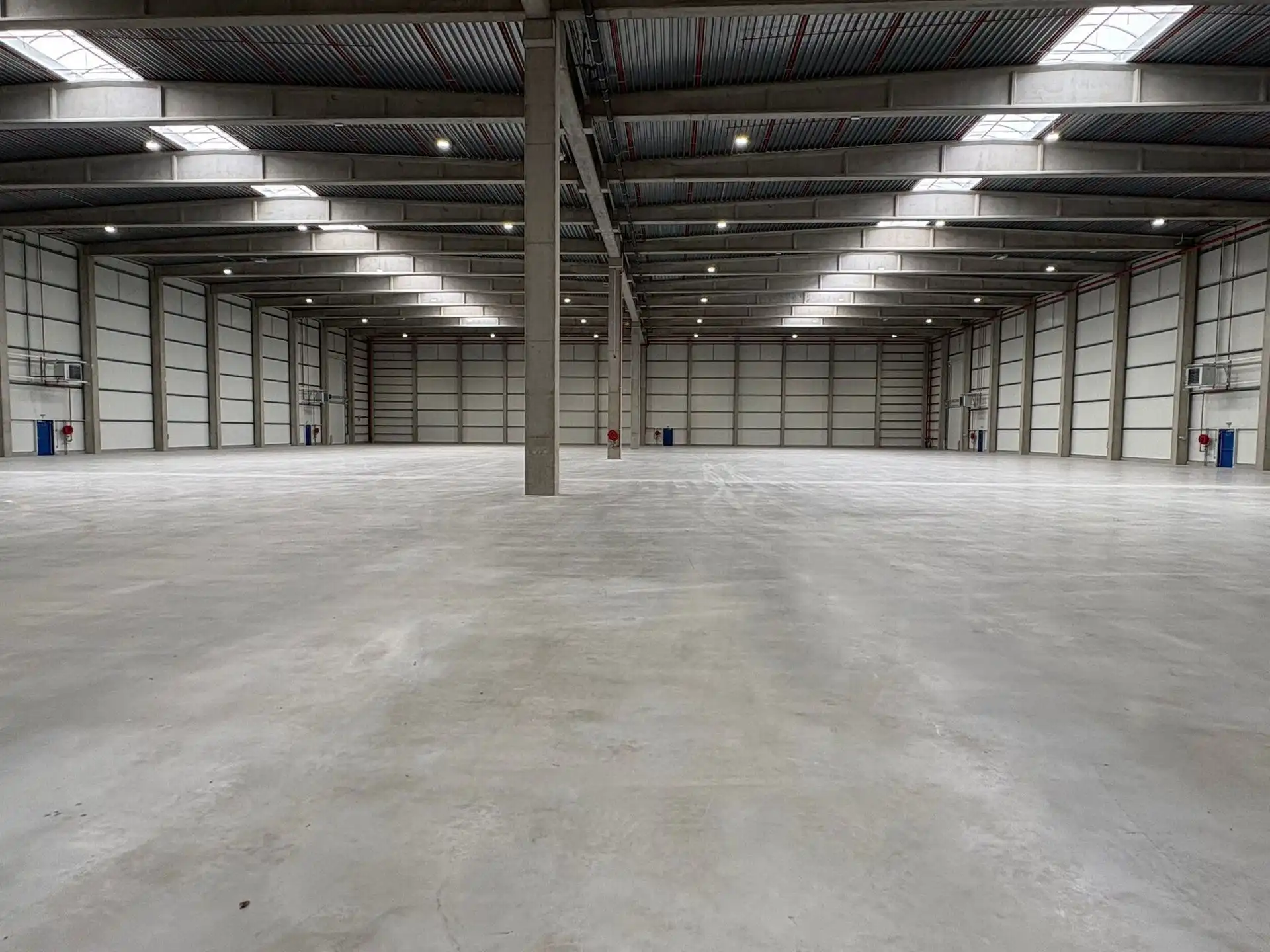 Nieuwbouw magazijn van 6.444m² met 5 los- en laadkades te huur. foto 11