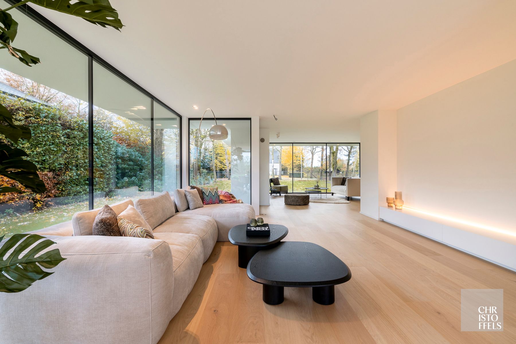 High-end gerenoveerde eigentijdse villa op een perceel van 4.379m² te Hasselt! foto {{pictureIndex}}