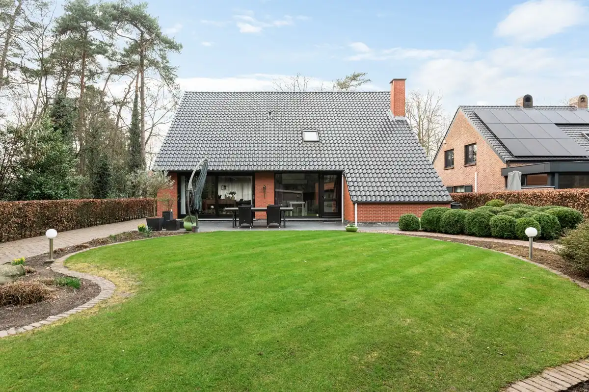 Een verrassend ruim familiehuis op 1135 m² met mogelijks 5 slaapkamers! foto {{pictureIndex}}