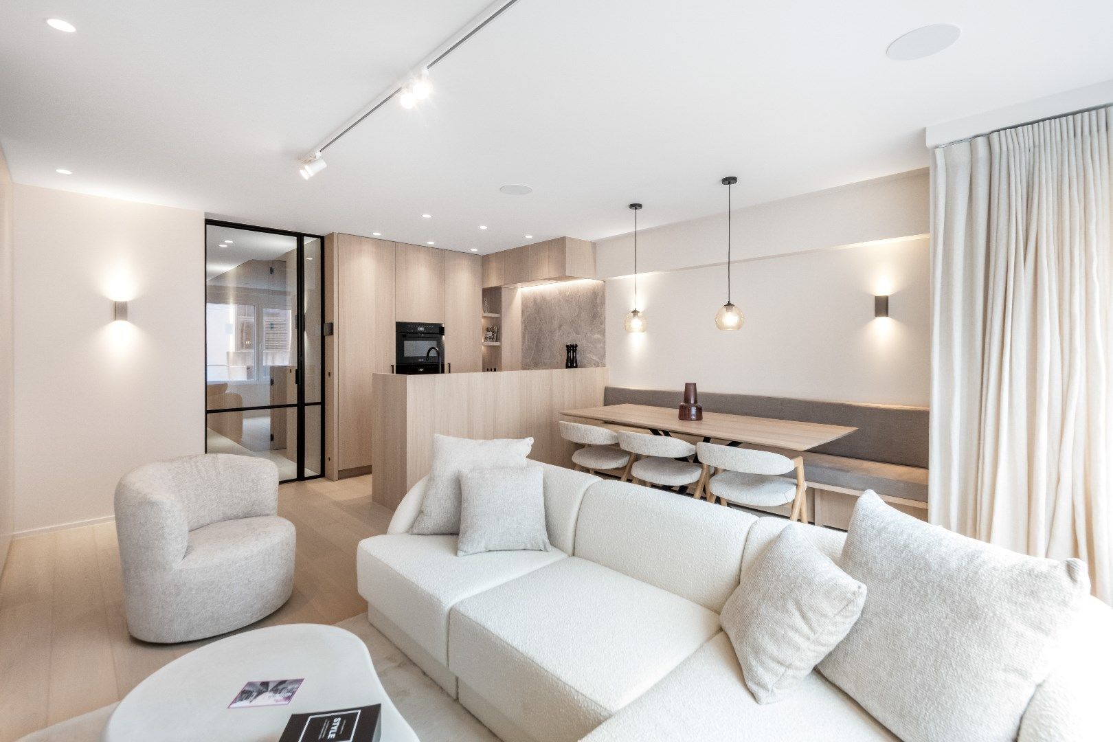 Luxueus gerenoveerd appartement gelegen op minder dan 100 meter van het strand foto {{pictureIndex}}
