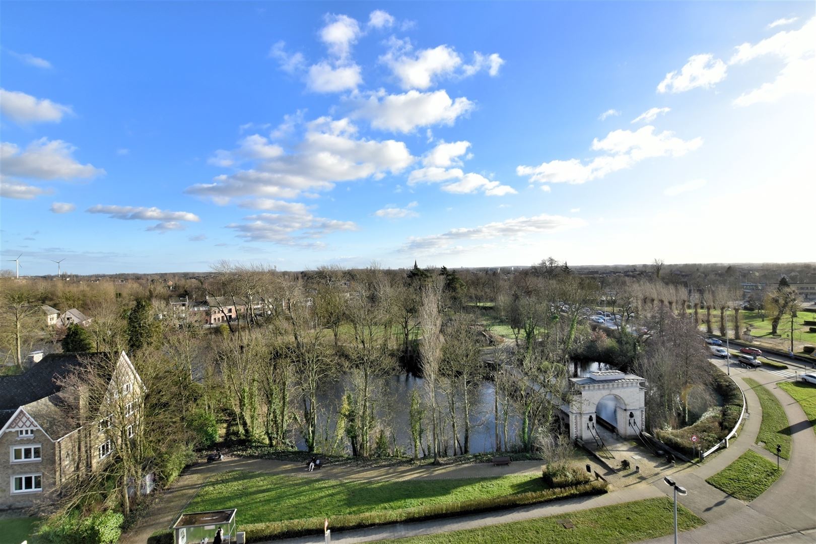 Ruim dakappartement met fantastisch zicht in het hartje van Dendermonde  foto {{pictureIndex}}