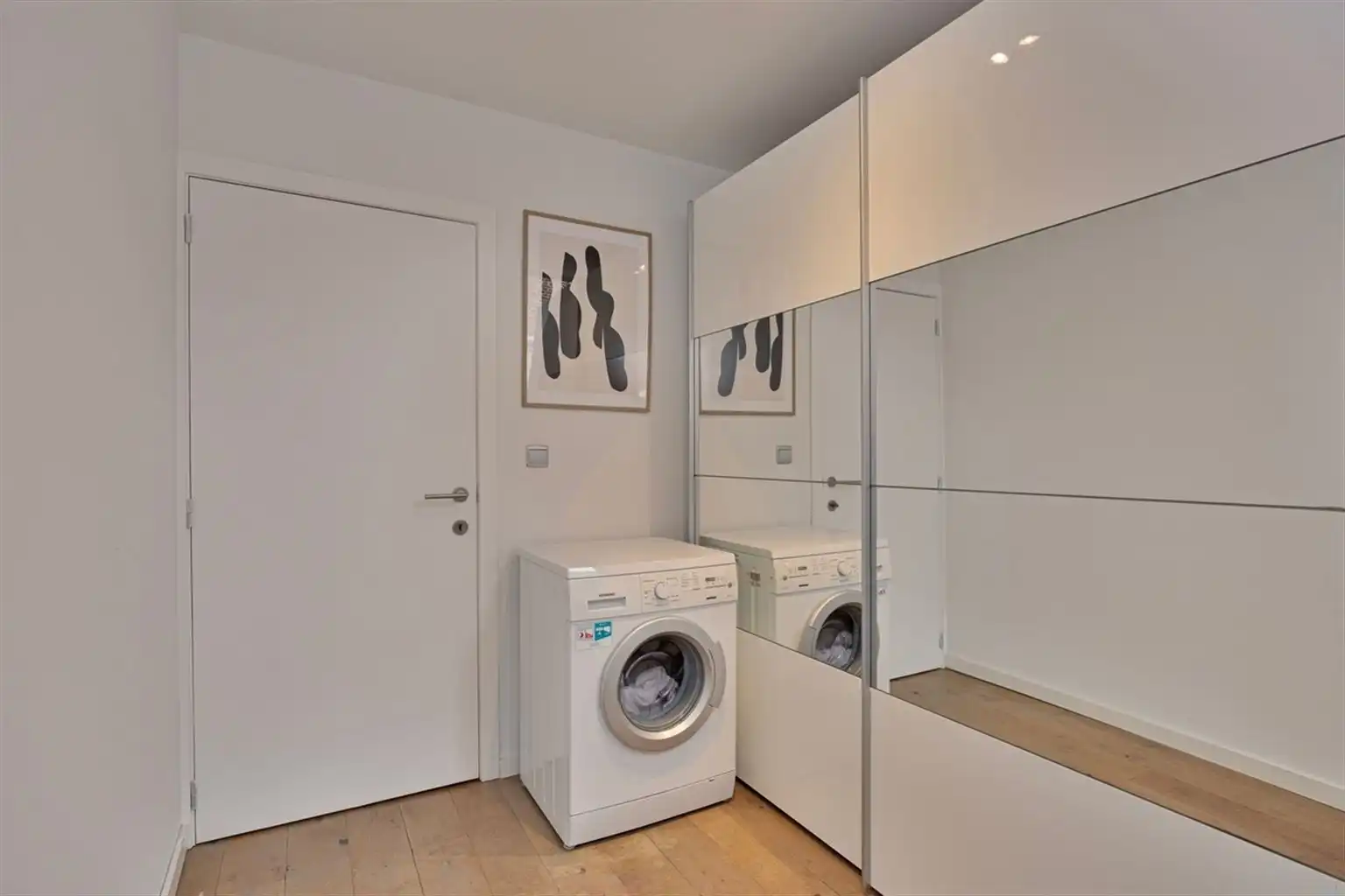 Gezellig, gerenoveerd 1-slaapkamerappartement met dressing/bureelruimte op een toplocatie nabij de Markt van Maaseik. foto 12