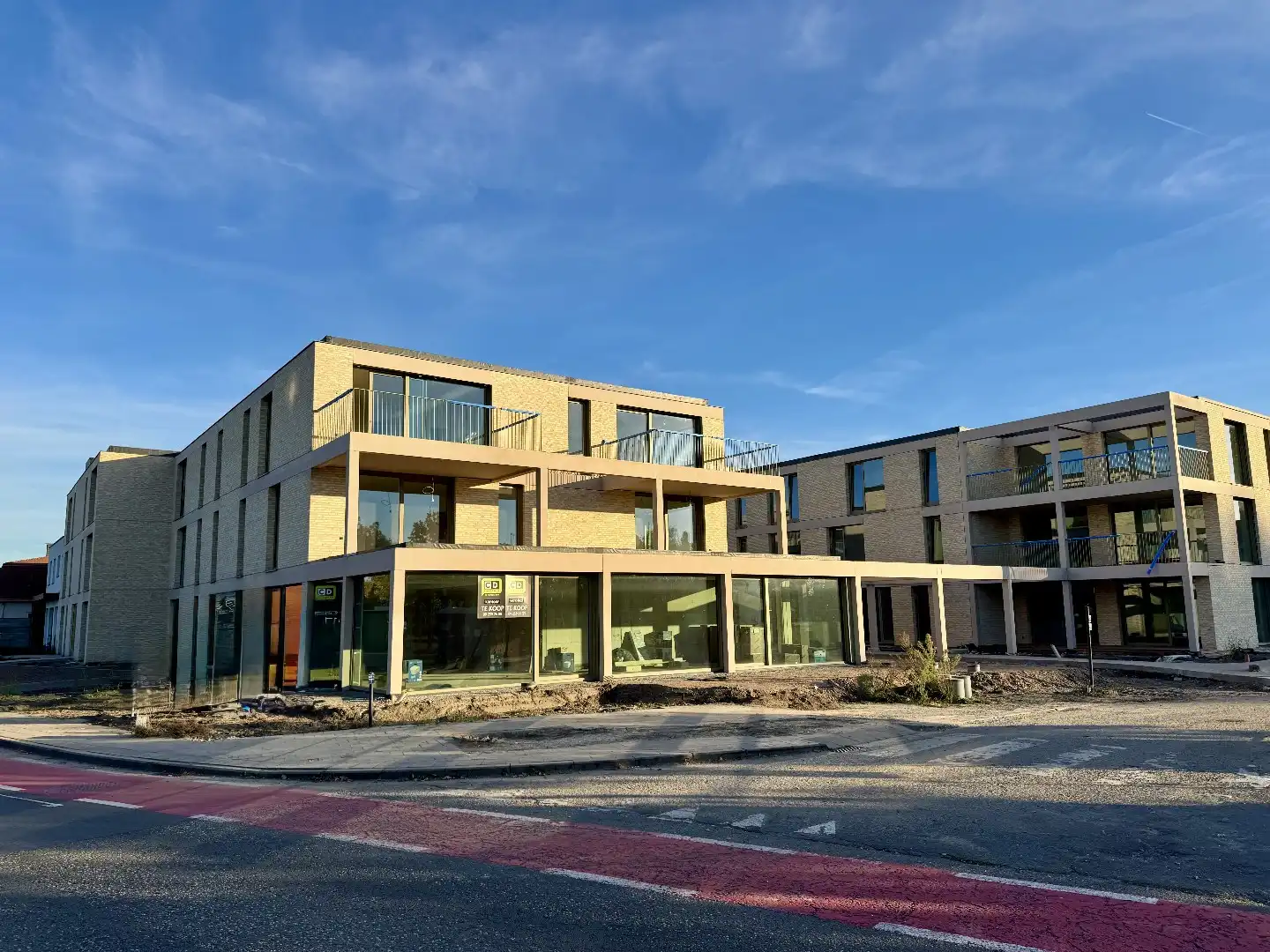 Nieuwbouw commercieel kantoor te koop aan station Eke-Nazareth foto {{pictureIndex}}
