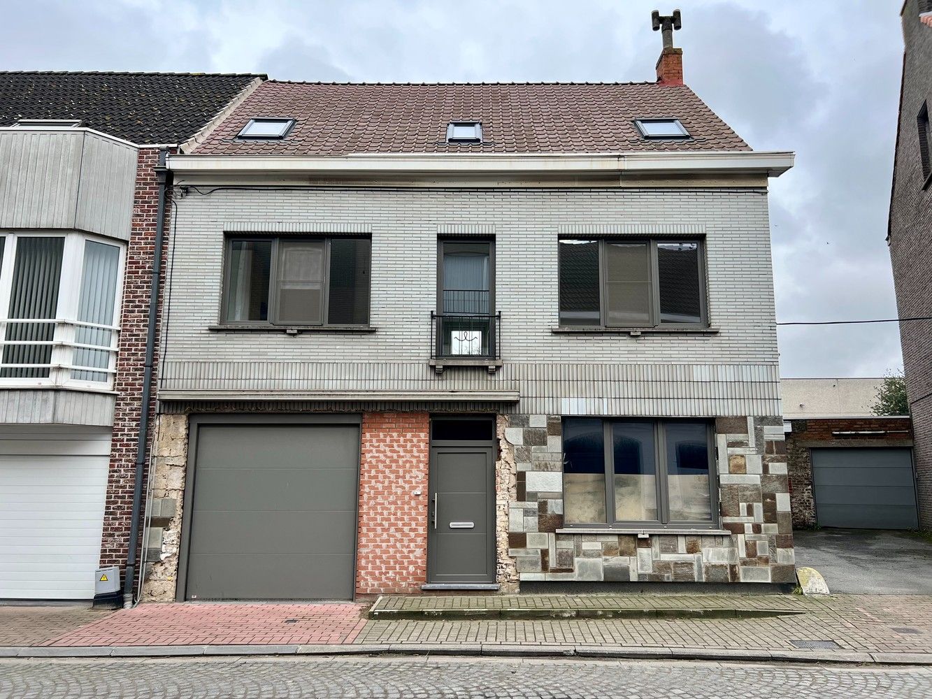 Gerenoveerd appartement met 3 slaapkamers en garage! foto {{pictureIndex}}