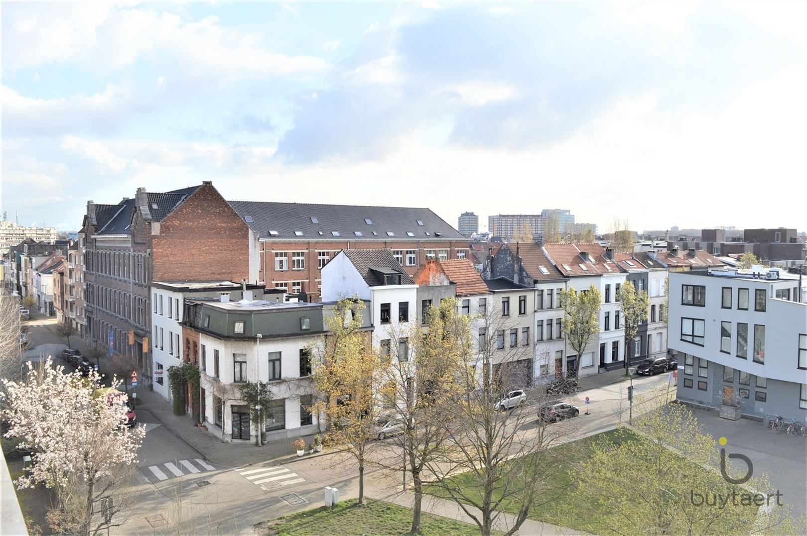 Gerenoveerd twee slaapkamer appartement met prachtig zicht en terrassen! foto 12