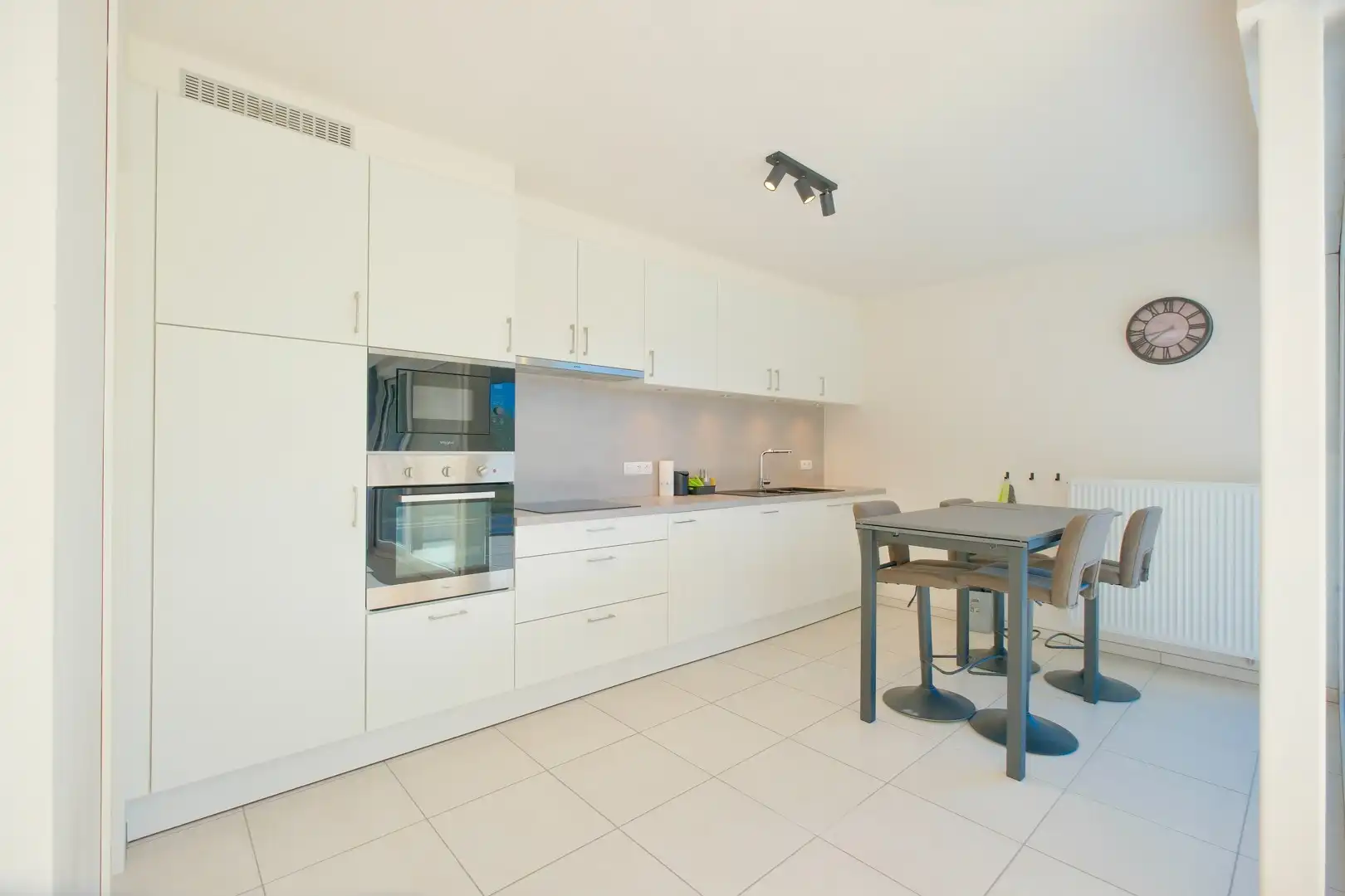 Recent app. met 2 slpks, prachtig terras en staanplaats! foto 6