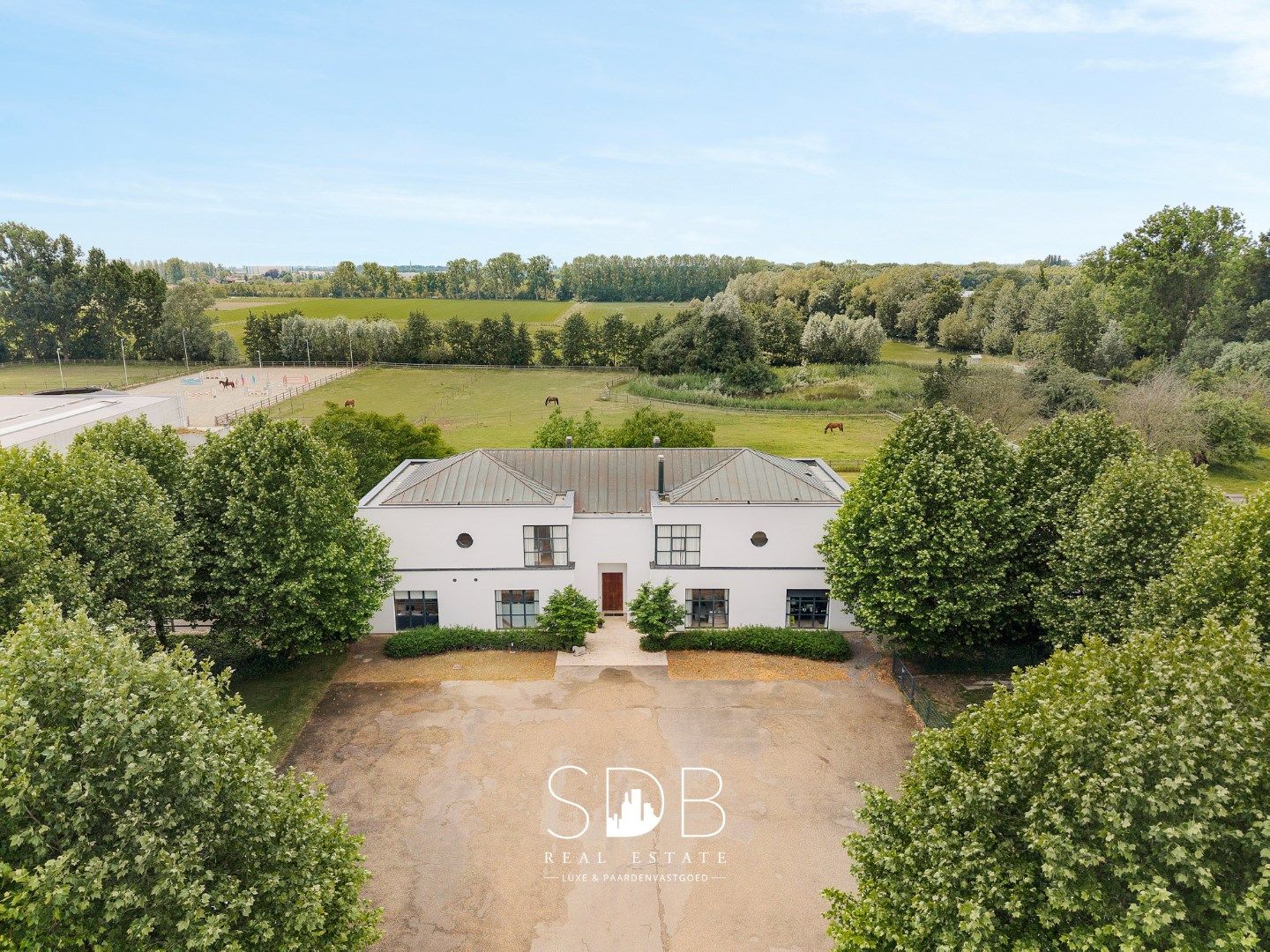 Prachtige villa met hippische accommodatie en graslanden op +/- 23 ha foto {{pictureIndex}}