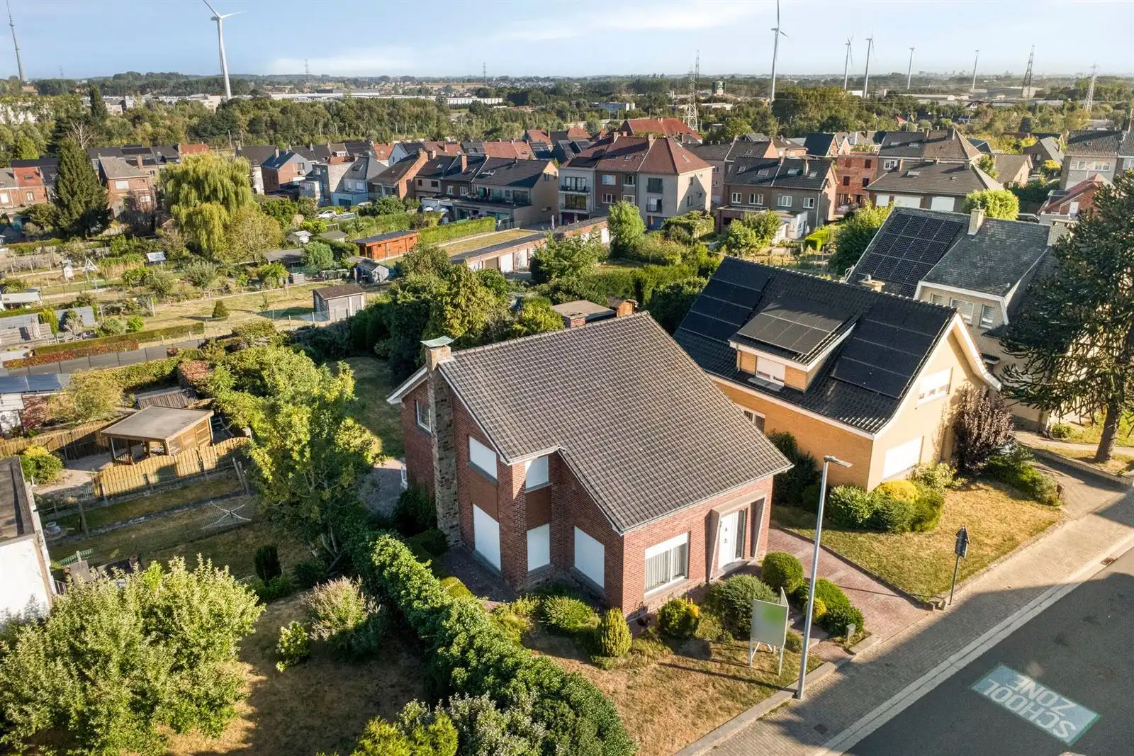 Hoofdfoto van de publicatie: Charmante lichtrijke woning (251m²) met 4 slaapkamers + garage op een uitstekende locatie te Buizingen 