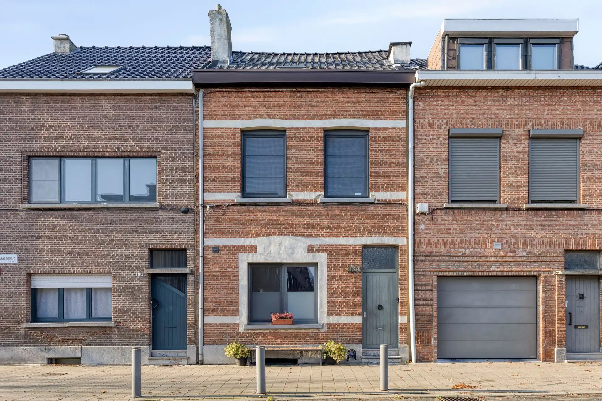 Instapklare en energiezuinige eengezinswoning met 3 slaapkamers, zuid-west tuin en mog. tot garage.  foto {{pictureIndex}}