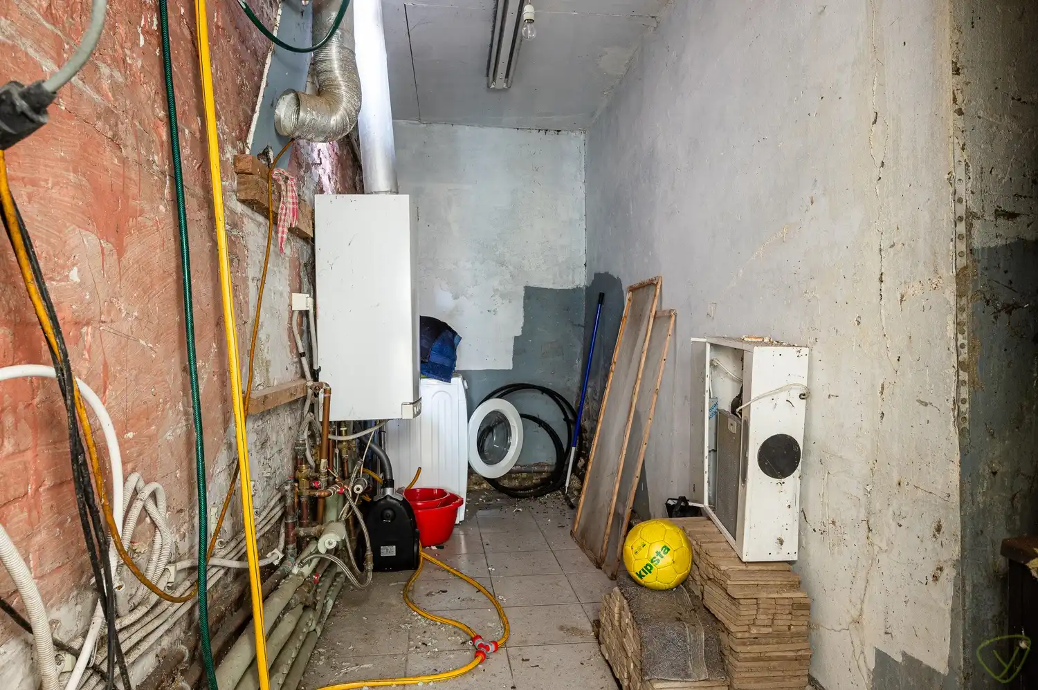 Te renoveren woning met veel potentieel foto 13