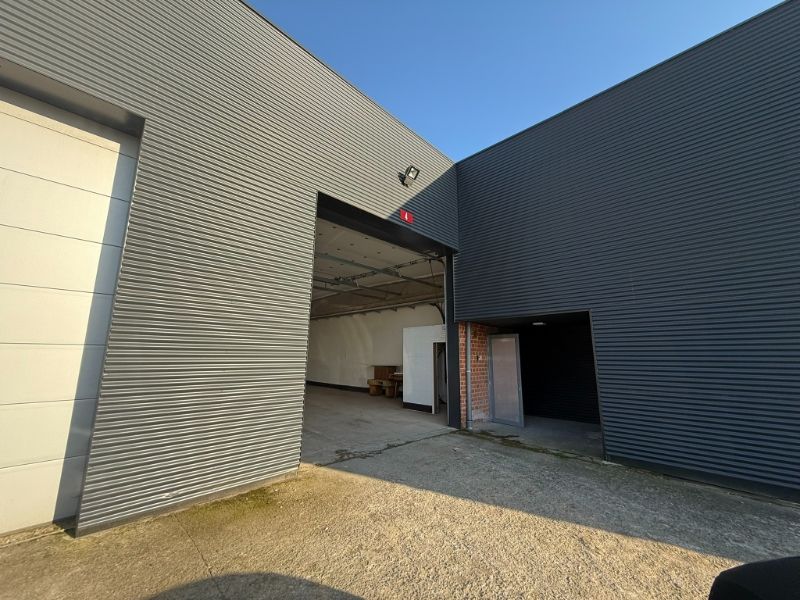 Gerenoveerd magazijn van 290 m² te huur in Ronse – uitstekende ligging langs de N48 foto {{pictureIndex}}