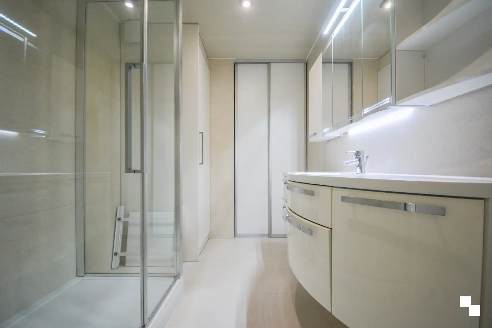 Zéér verzorgd, gerenoveerd 3-slaapkamer appartement te Roeselare foto 15