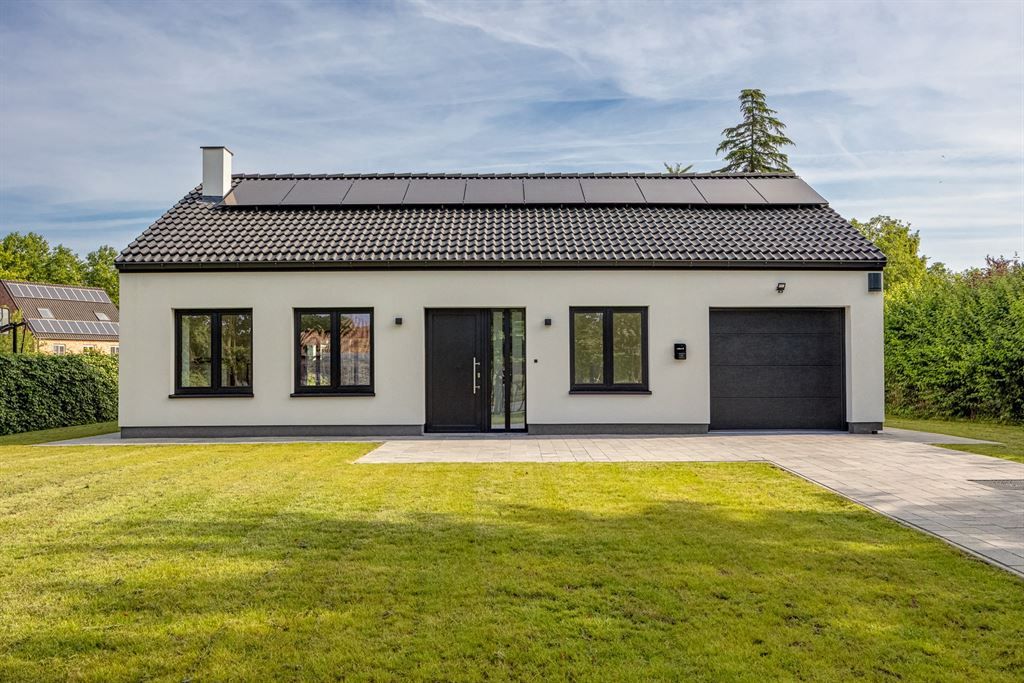 Stijlvol gerenoveerde villa met ruime tuin foto {{pictureIndex}}