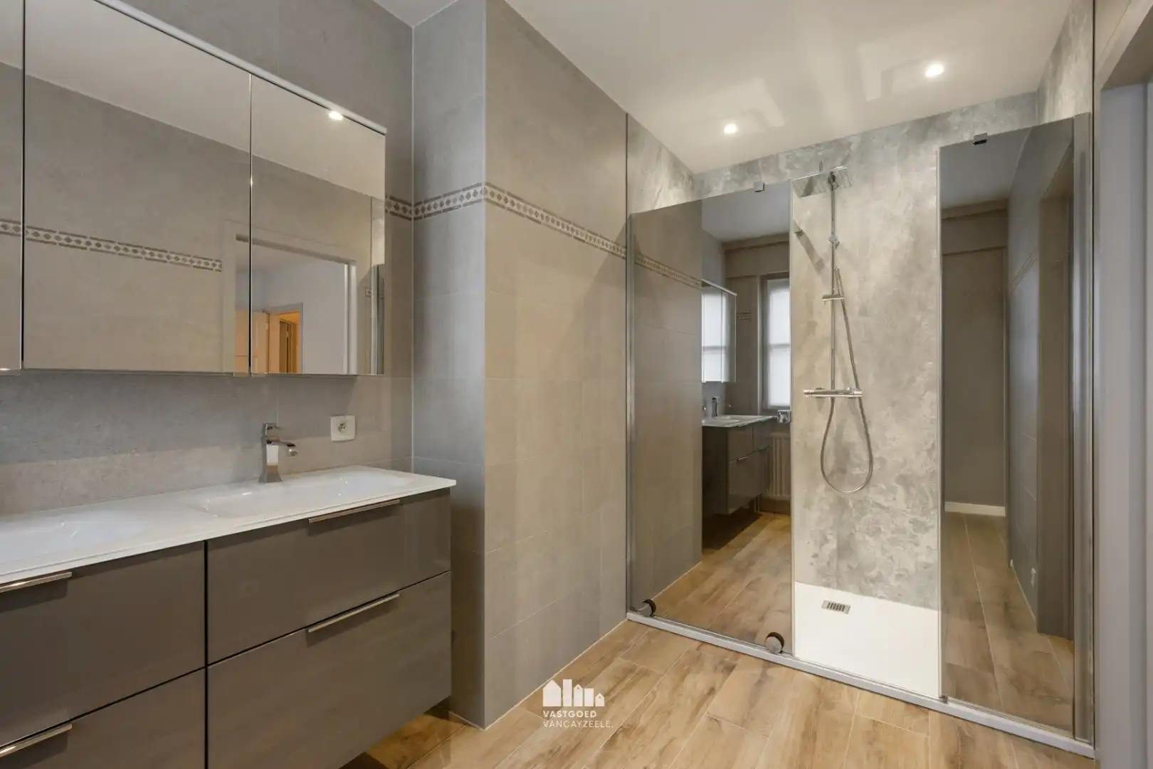 Instapklare, energiezuinige woning met tuin en dubbele garage in hartje Voormezele foto 13