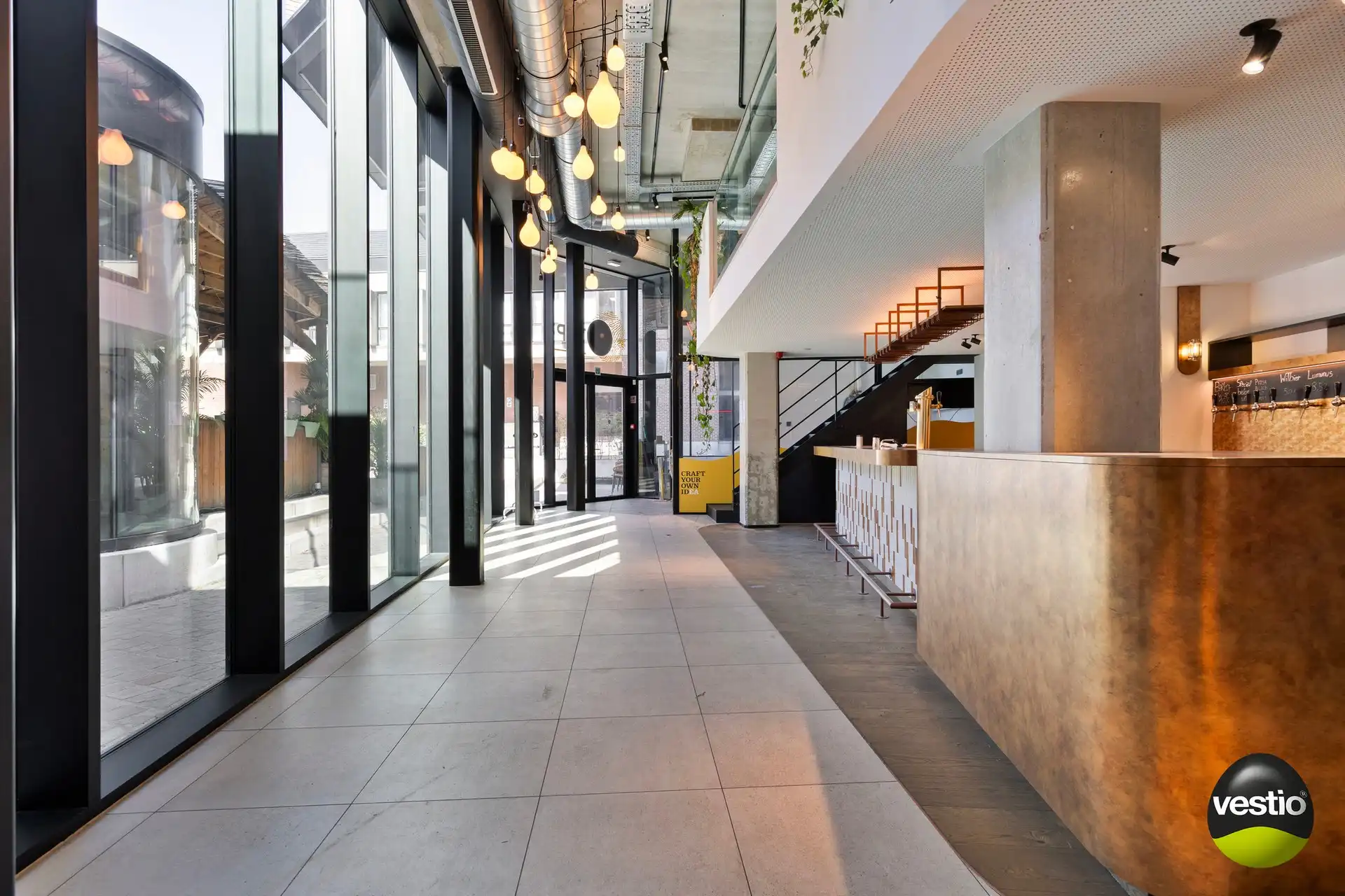 Polyvalent handelspand van ca. 245 m² op strategische locatie in centrum Hasselt. foto {{pictureIndex}}