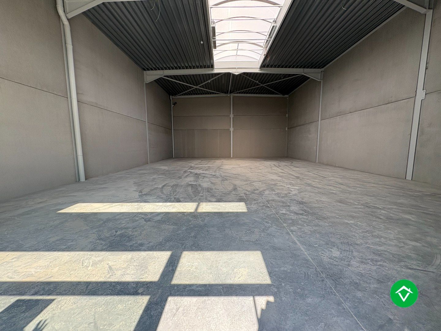 Loods te koop – 246 m² met 2 parkeerplaatsen inbegrepen op de industriezone te Ichtegem foto 5