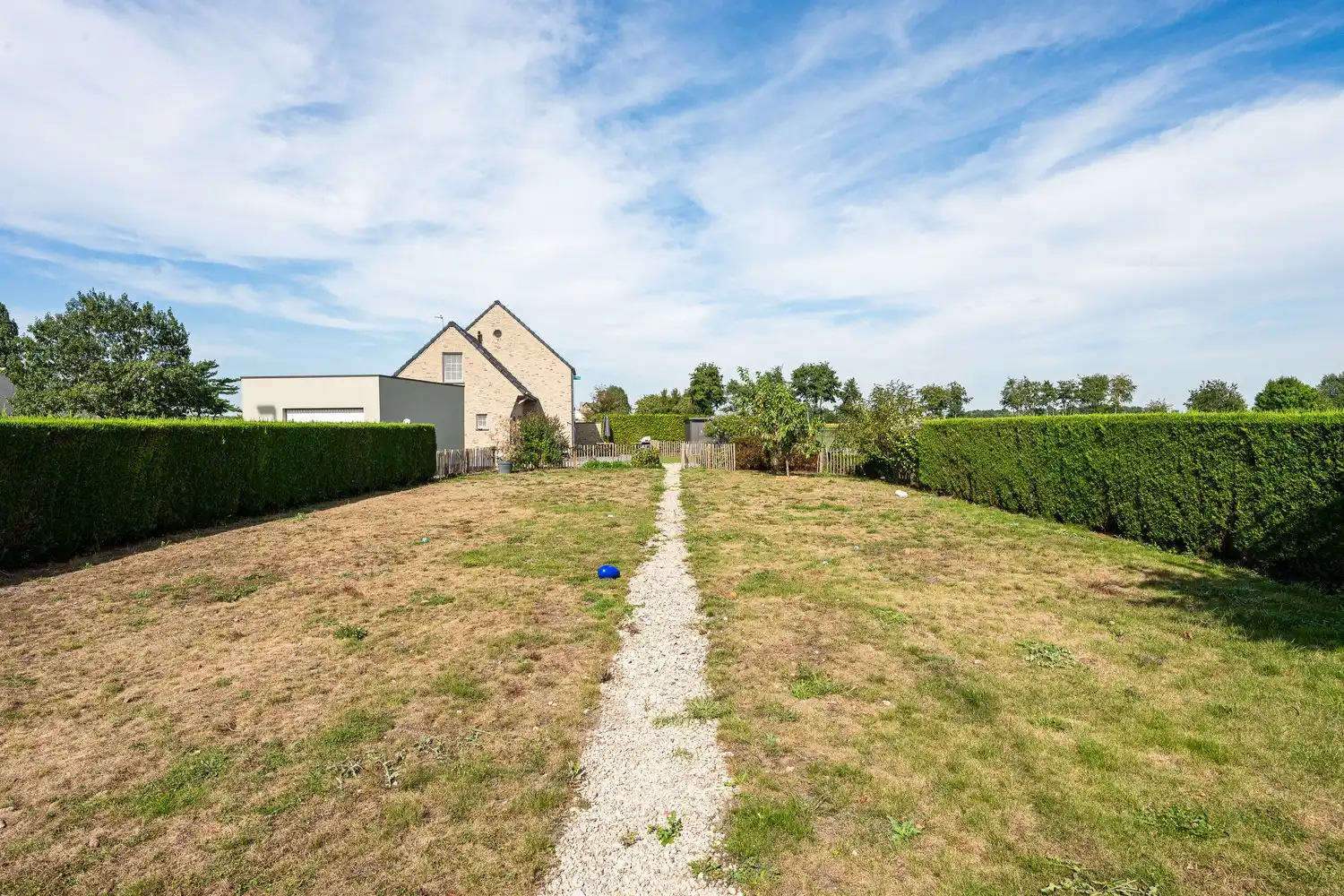 Halfopen woning met garage en ruime tuin foto 18