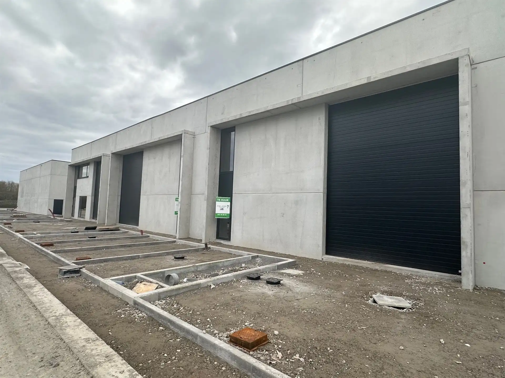 Industrieel gebouw - 228m² - in nieuwe ontwikkeling Wildebeek Erembodegem foto {{pictureIndex}}