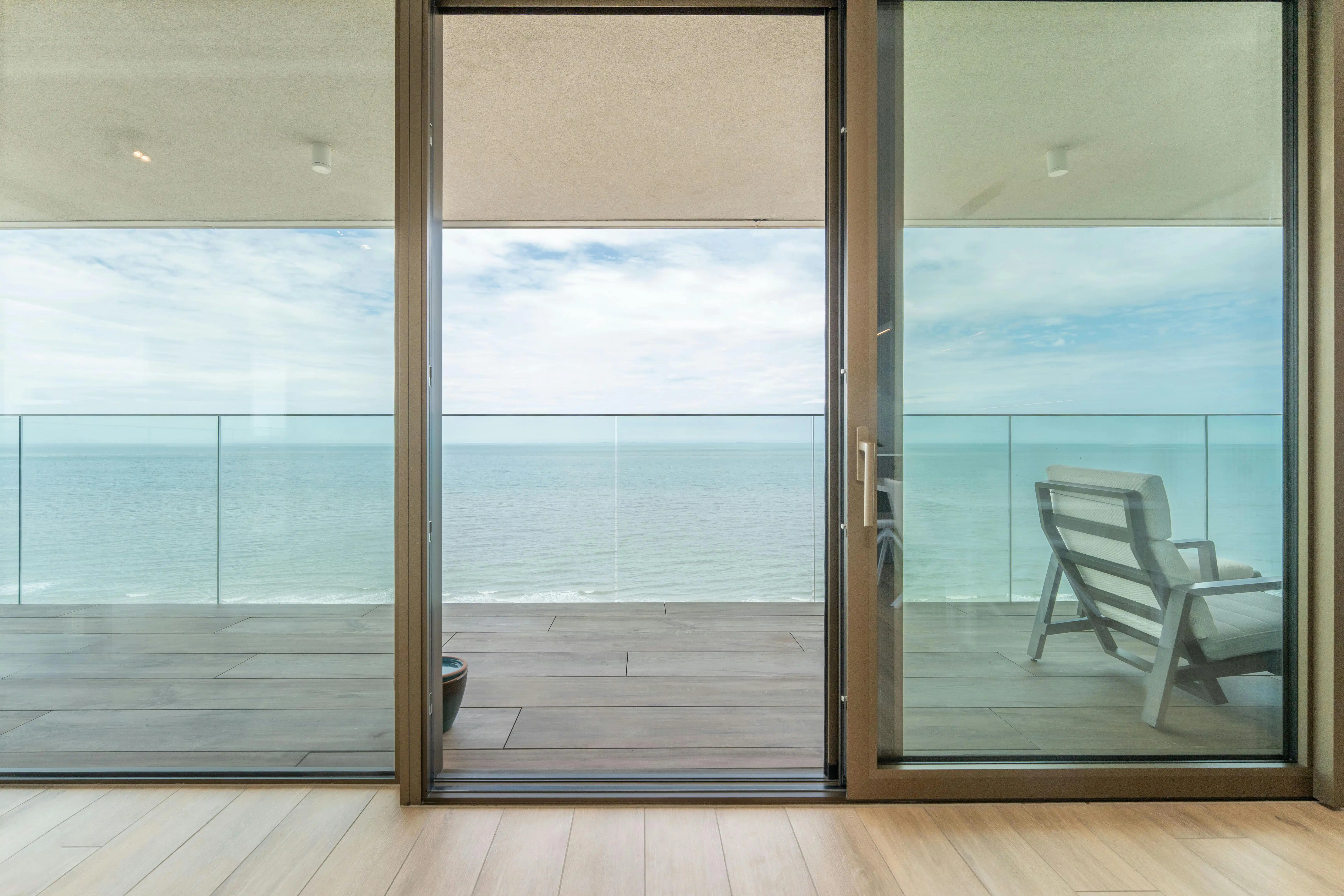 Penthouse met 3 slaapkamers en frontaal zeezicht te Oostende  foto {{pictureIndex}}
