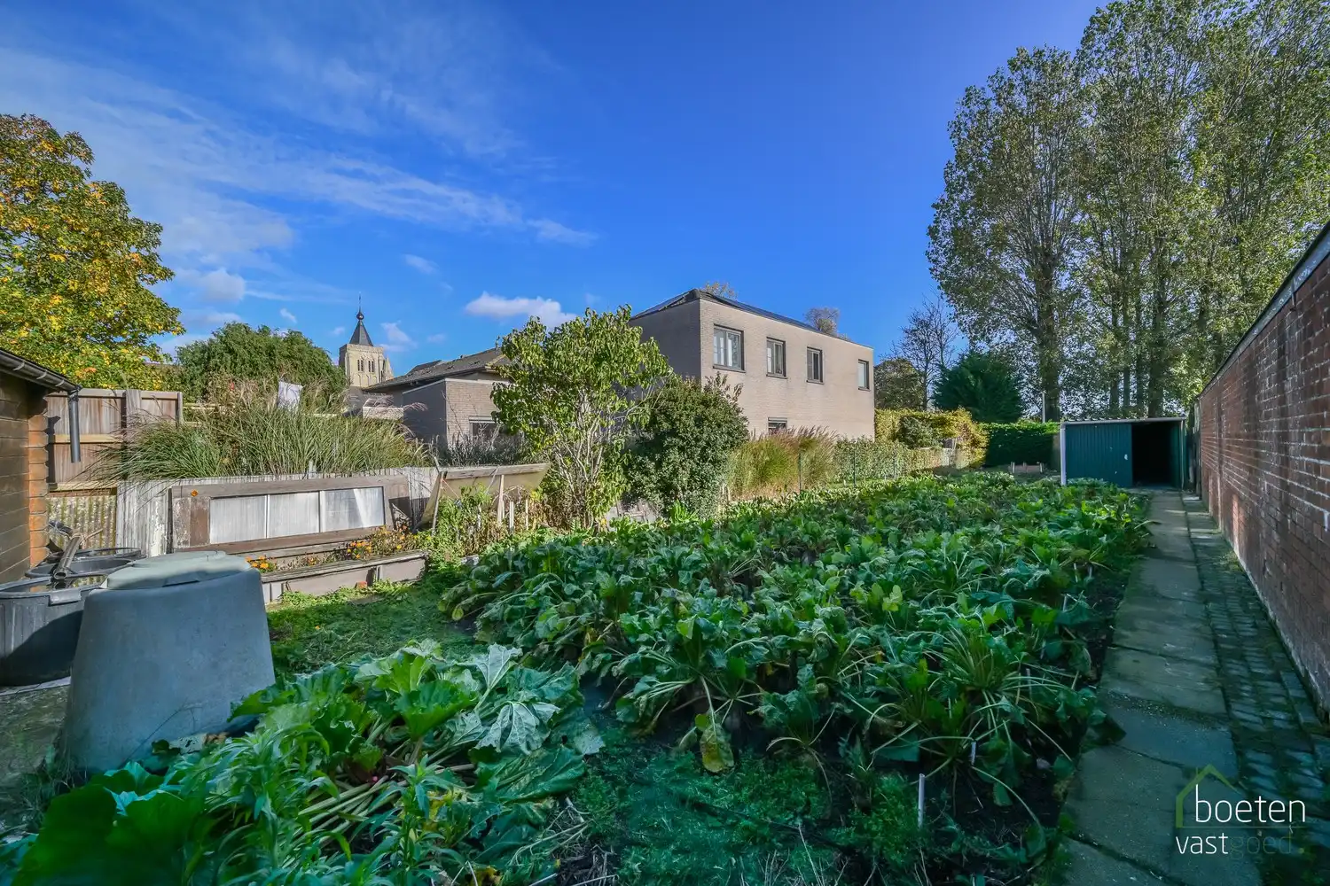Alveringem: Interessante dorpswoning met redelijk comfort, 3 slaapkamers, tuin en uitweg met garage achteraan op 428m² grondopp. foto 21