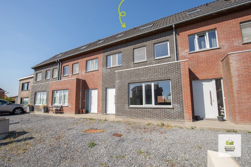 Recente energiezuinige instapklare woning met 4 slpk op centrale ligging te Ruiselede foto {{pictureIndex}}