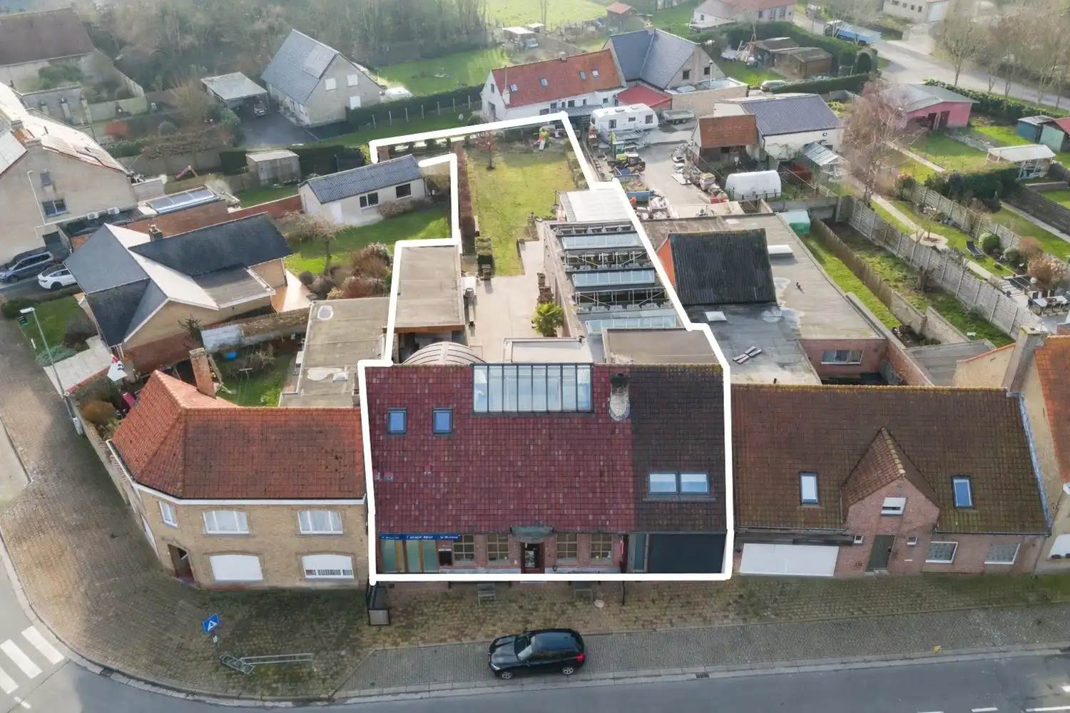 BEVEREN AAN DE IJZER: Handelszaak (momenteel horeca) met heel wat ruimte, woonst én zalige tuin op 1.150m² totale grondoppervlakte. foto {{pictureIndex}}
