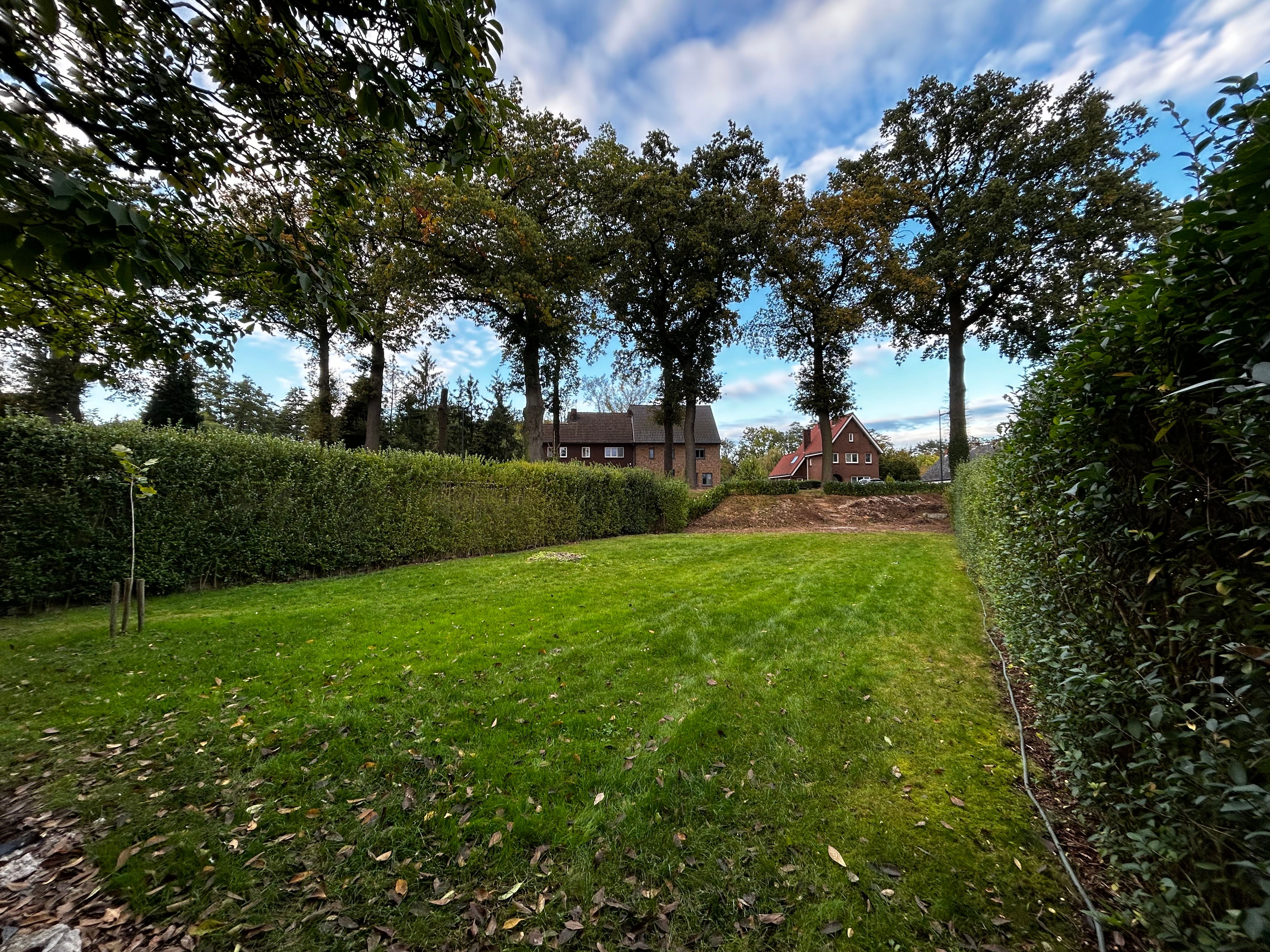 OPEN BEBOUWING op PRACHTIGE LOCATIE en reeds volledig verkaveld tot bouwgrond. foto {{pictureIndex}}