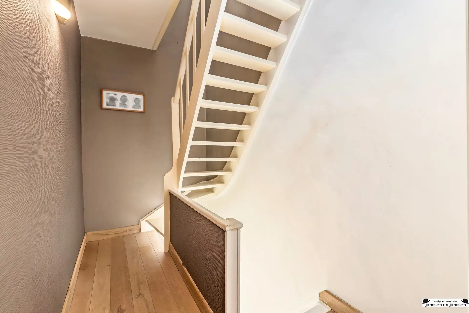 Ruime en instapklare gezinswoning met 4 slaapkamers, garage en tuin foto 17