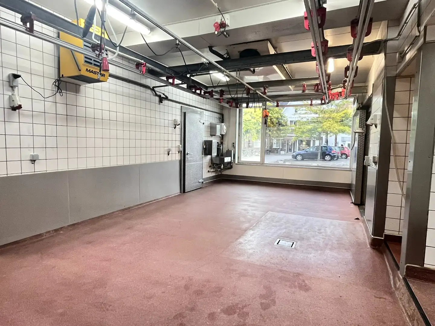 Gelijkvloerse koel- en handelsruimtes met laad- en loskade foto 16