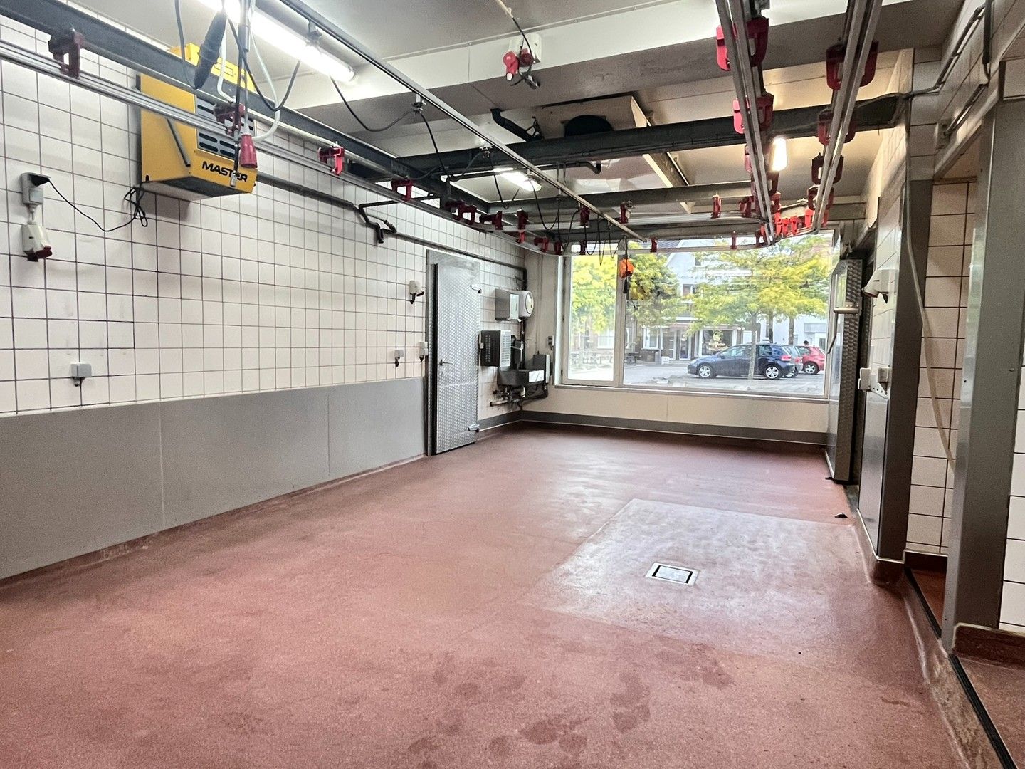 Gelijkvloerse koel- en handelsruimtes met laad- en loskade foto 16