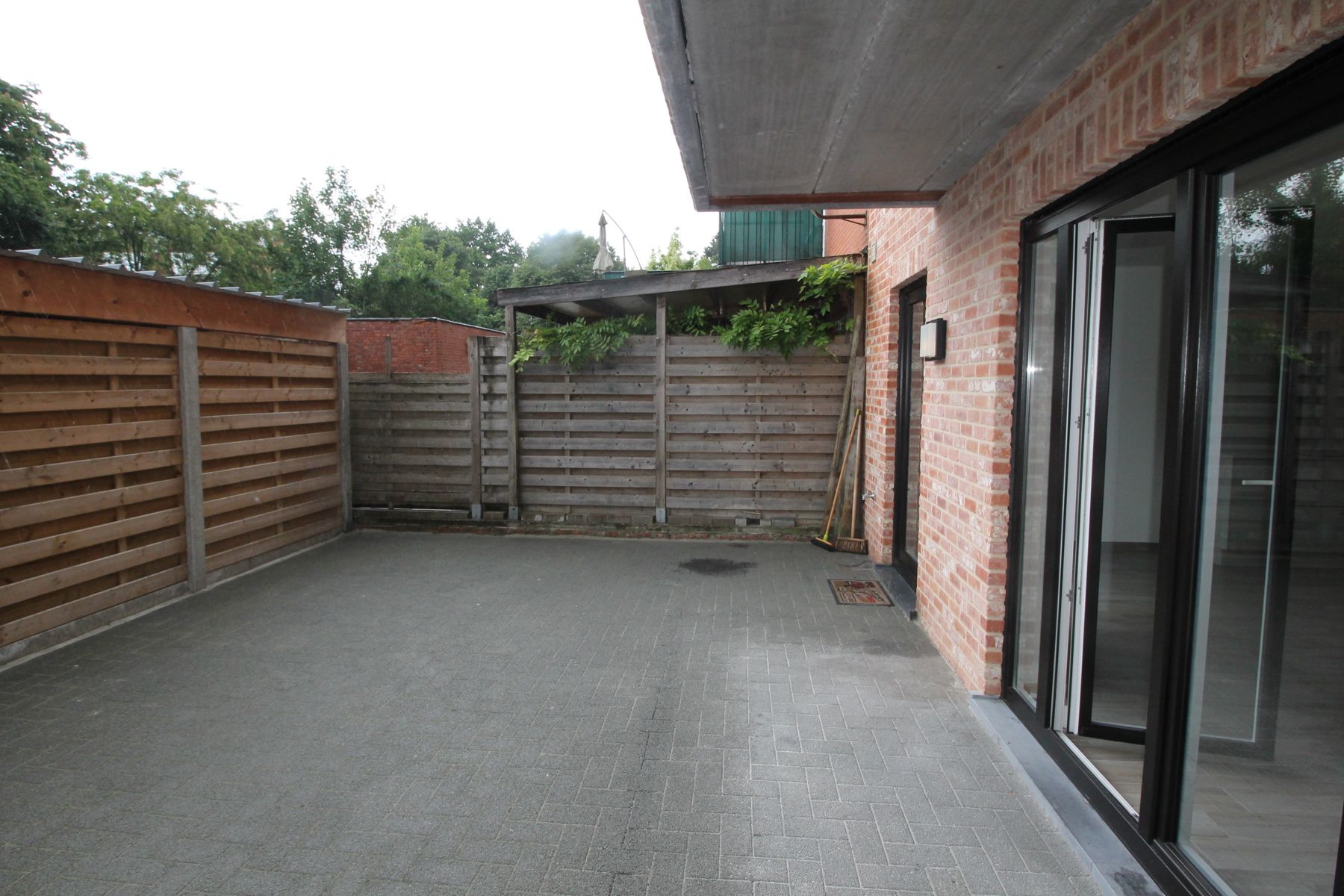 Een appartement op de benedenverdieping met 2 slaapkamers, ruim terras en carport. foto 12