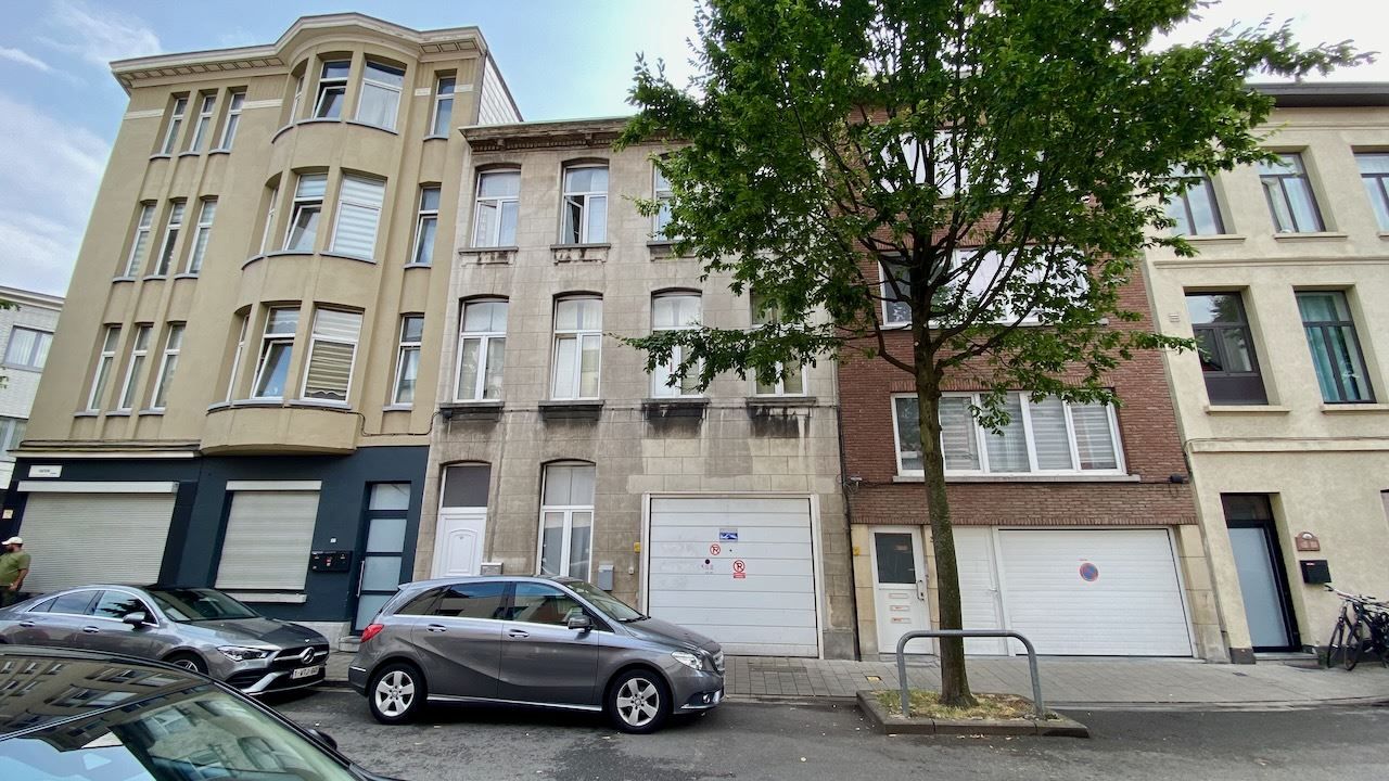 Zeer goed gelegen opbrengsteigendom met 2 studio's en inpandige GARAGE! foto {{pictureIndex}}