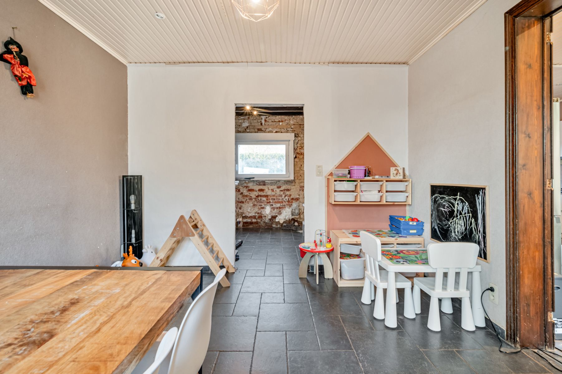 Af te werken gezinswoning met garage en tuin. foto 8