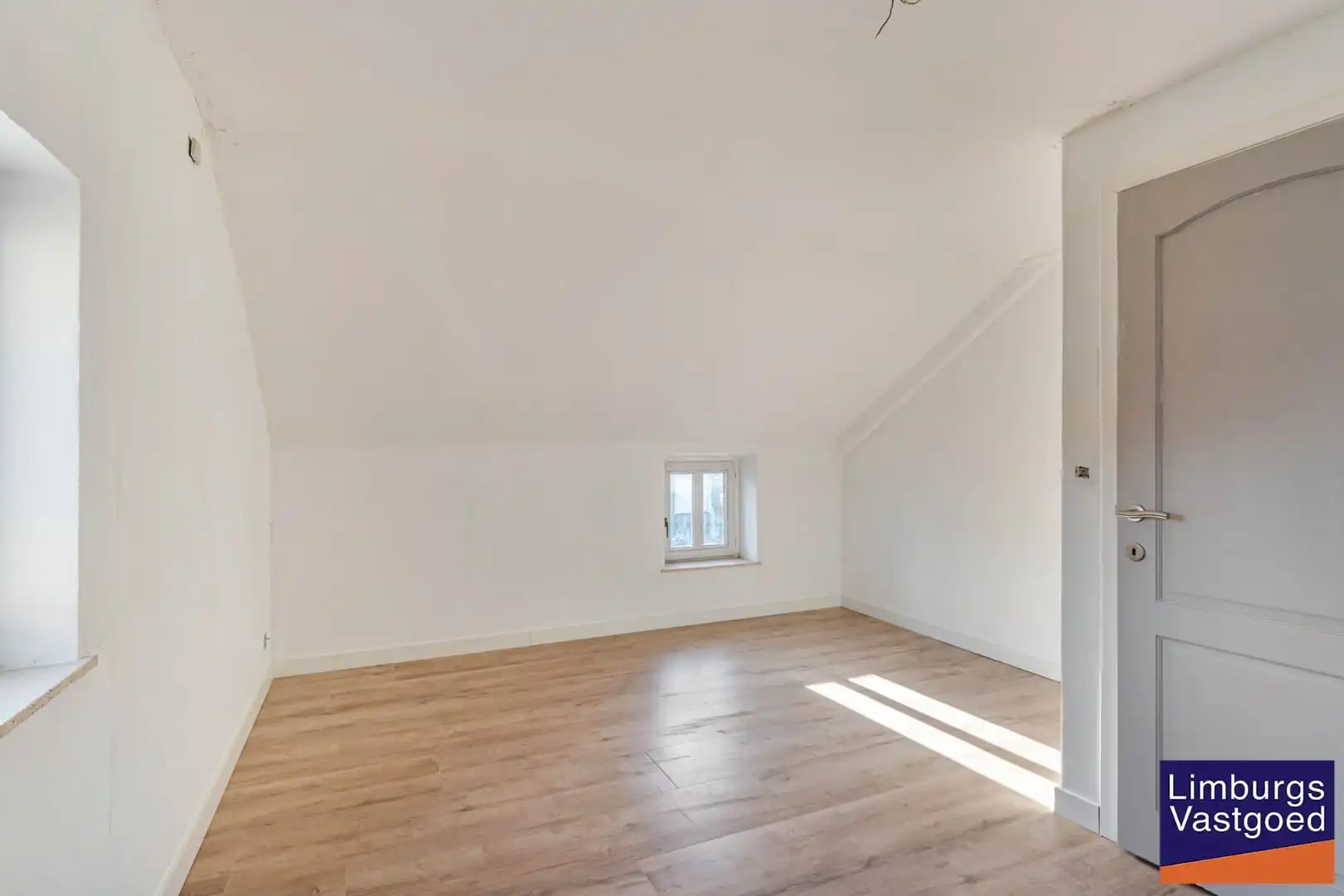 Instapklare woning met ruime loods/werkplaats, 11a 77ca foto 9