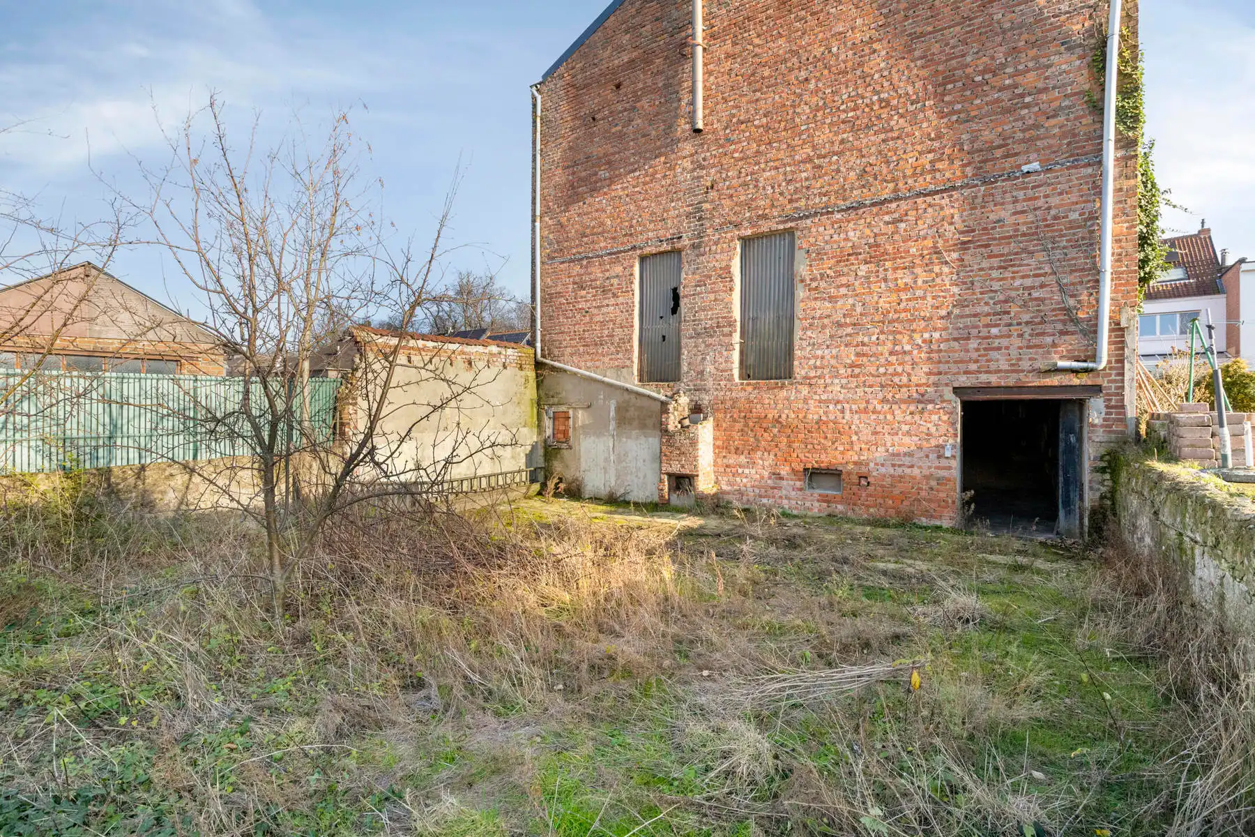 Ruim magazijn (433m² bruikbare oppervlakte) met oprit. foto 10