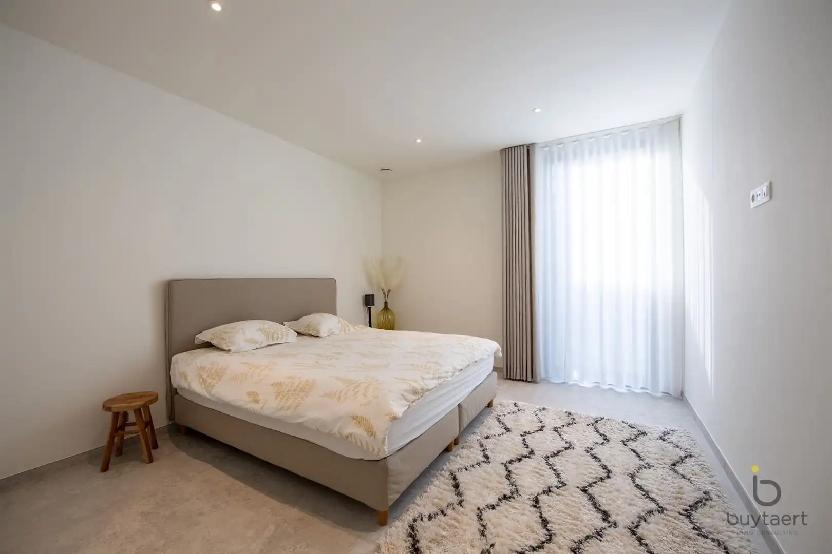 Knappe GELIJKVLOERSE villa + bijgebouw te Halle! foto 43