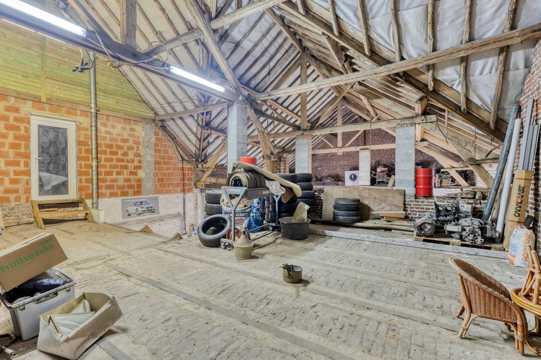Ruime woning met aanpalende loods op toplocatie. foto 24