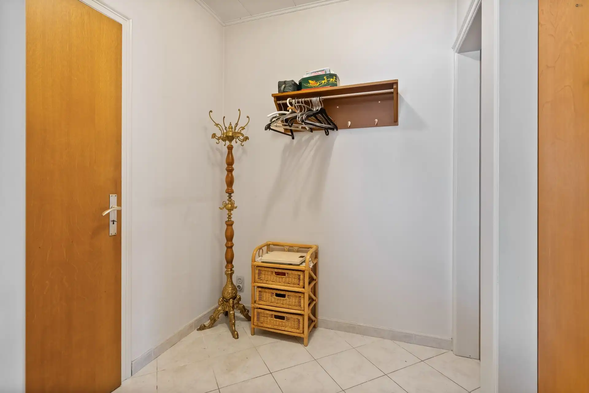 Te renoveren Half open bebouwing op eeen gunstige locatie foto 12