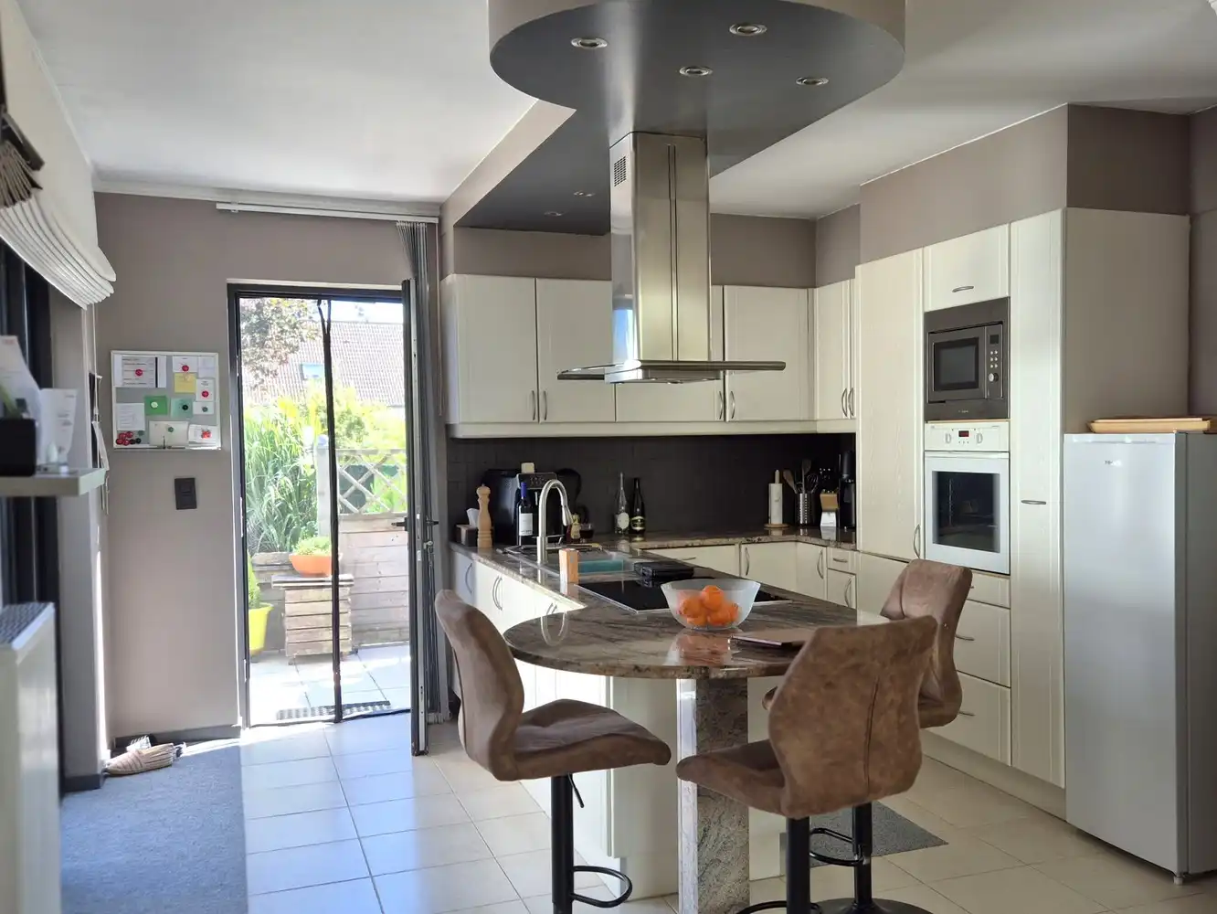 Instapklare gelijkvloerse parel met zwembad, zonnepanelen en ruimte voor zorg of professionele invulling foto 4