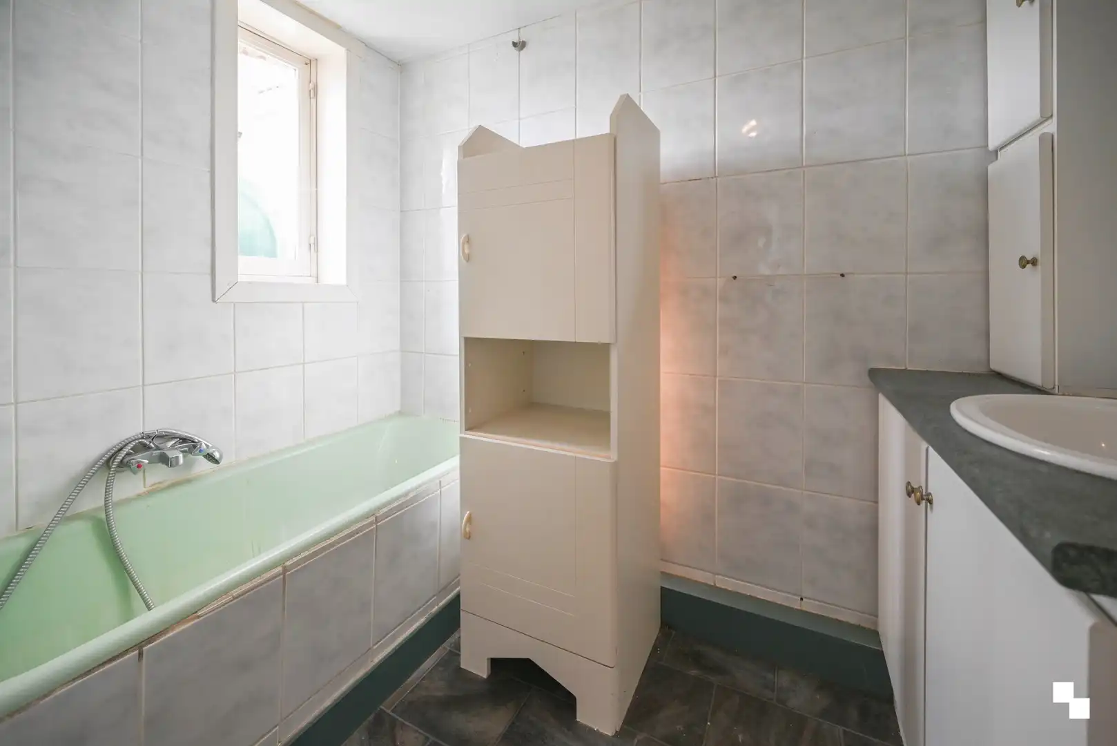 Te renoveren woning met dubbele garage in Oostrozebeke foto 11