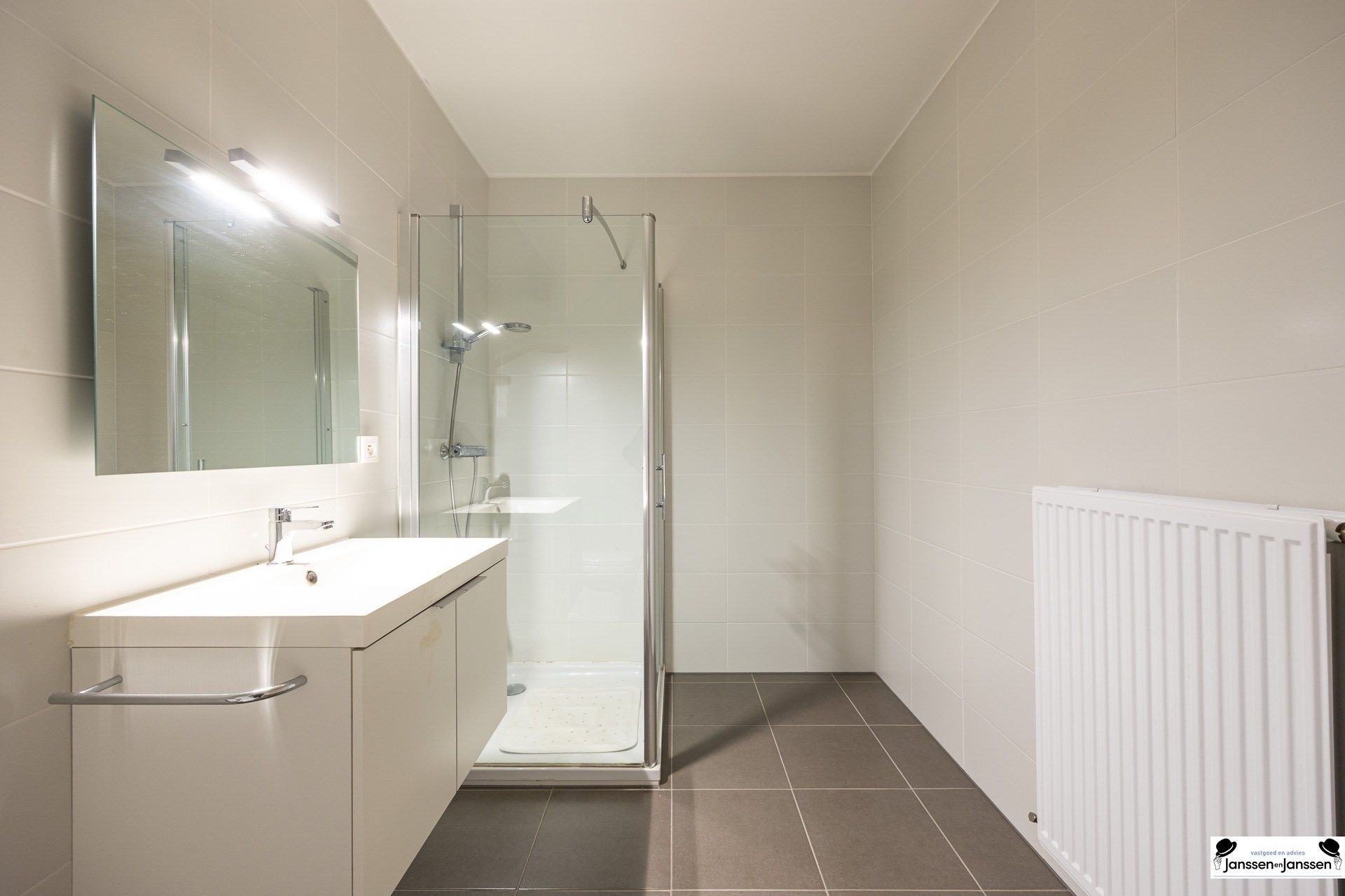 Instapklaar 1-slaapkamerappartement met groot terras in hartje Brasschaat foto 11