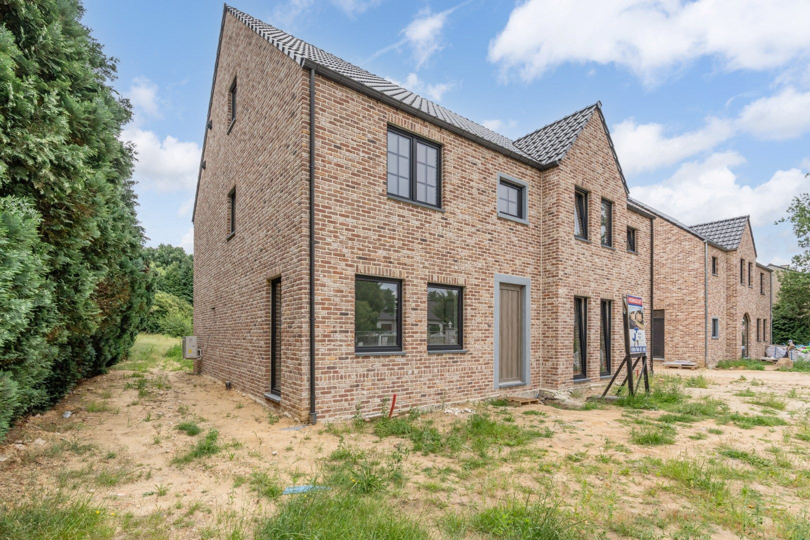 Volledig afgewerkte halfvrijstaande Bijna Energie Neutrale nieuwbouwwoning (BEN) op een perceel van 6a49ca op een gunstige locatie te Helchteren!  foto 2