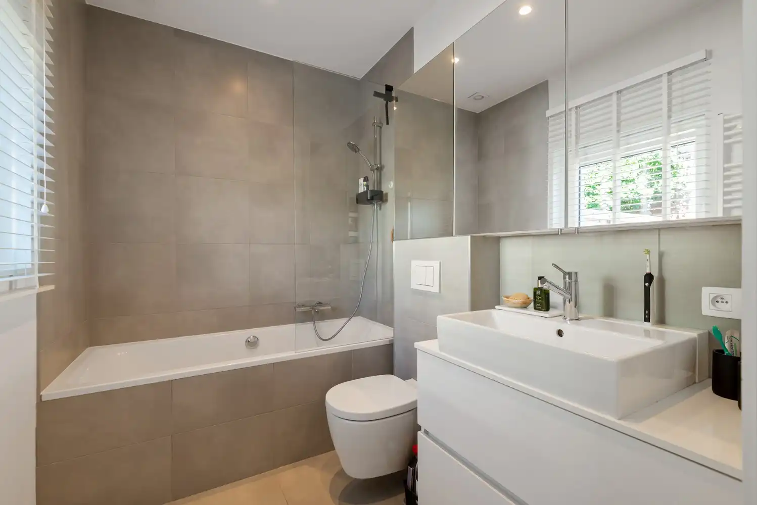 Gezellige gerenoveerde woning met 2 slaapkamers en een charmante tuin in Schoten! foto 11