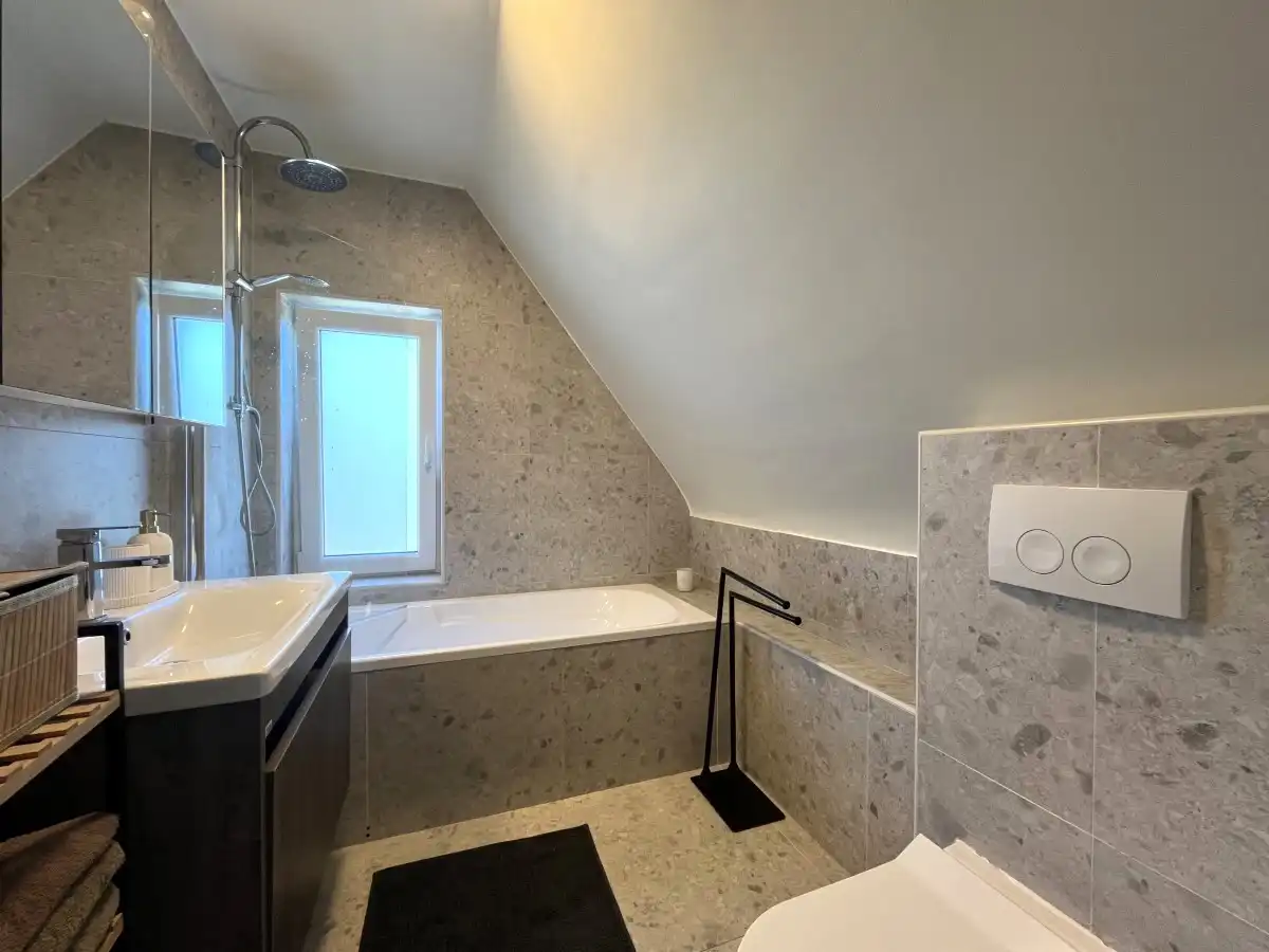 Izegem - Volledig gerenoveerde open bebouwing met zonnige tuin foto 14