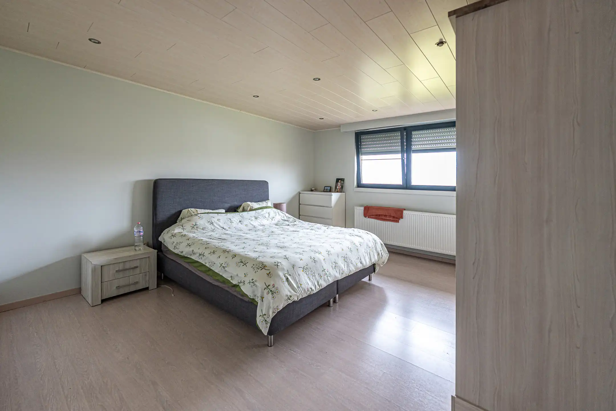 Moderne gezinswoning met inpandige garage en grote tuin. foto 19