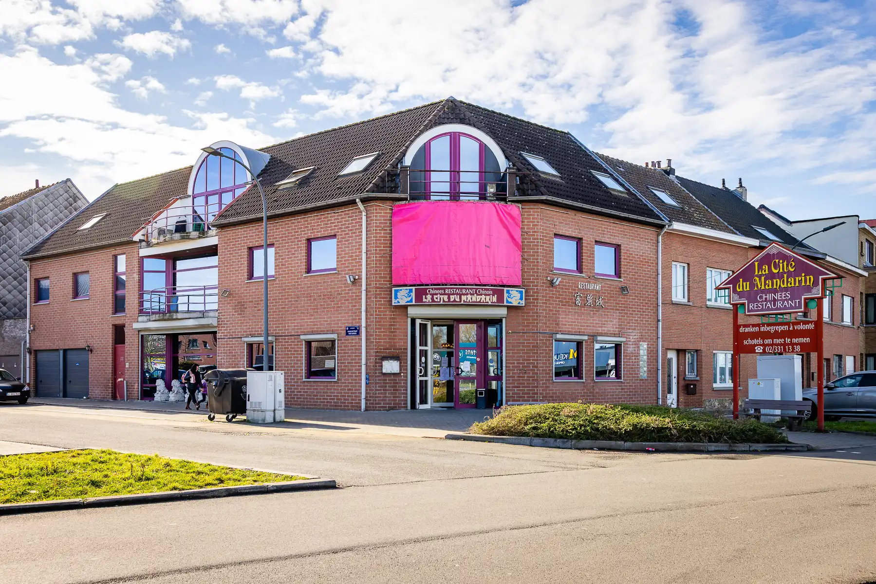 Ruim handelspand met appartement  foto {{pictureIndex}}